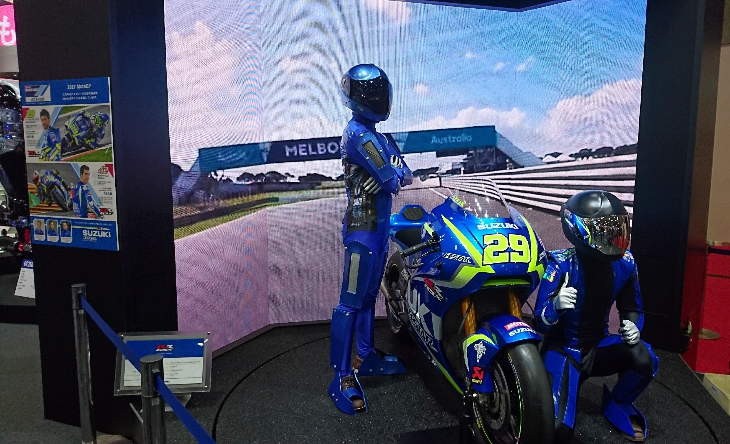 GSX-RRと記念撮影するMOTOBOT君1号2号