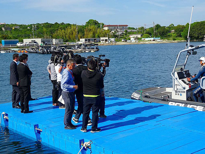 写真 メディアから注目をあびるジェット警備艇