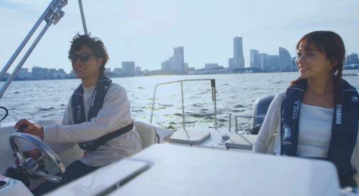 二人でクルージングを楽しむ写真