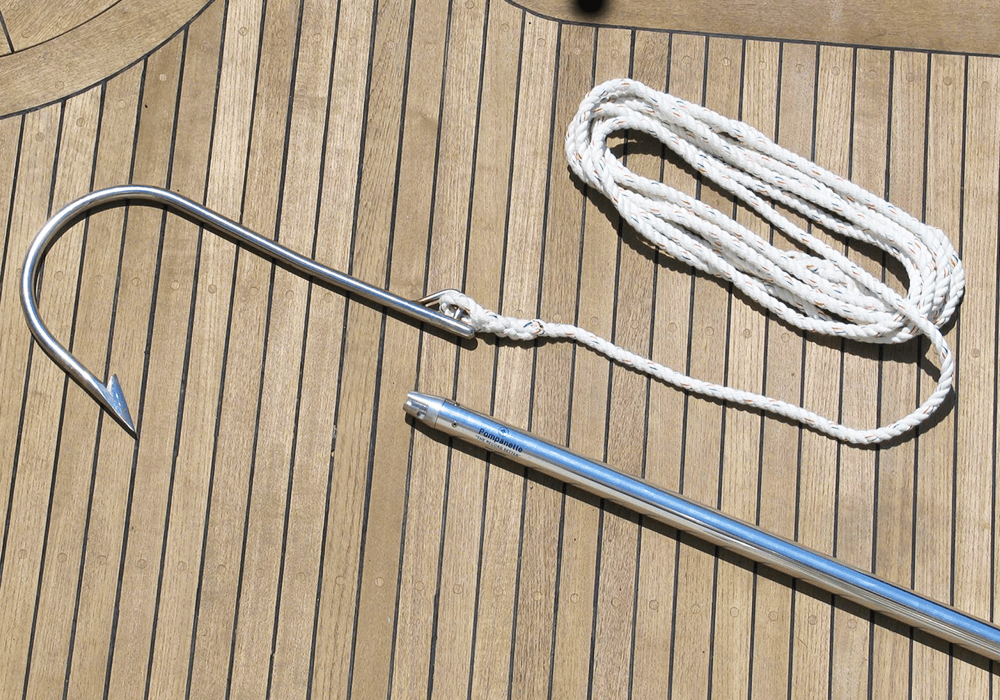 このように鉤と柄が分離する。ギャフロープはラバーバンドで柄に固定しておく