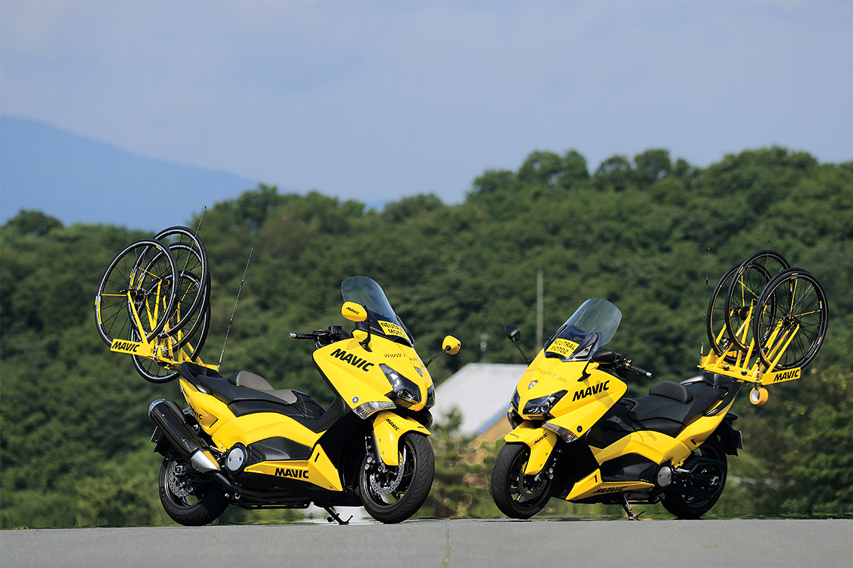 55mph - 自転車ロードレースを支える黄色いTMAX - バイク・スクーター