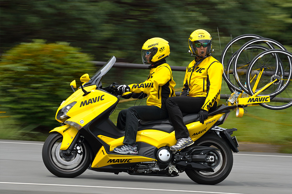 55mph - 自転車ロードレースを支える黄色いTMAX - バイク・スクーター