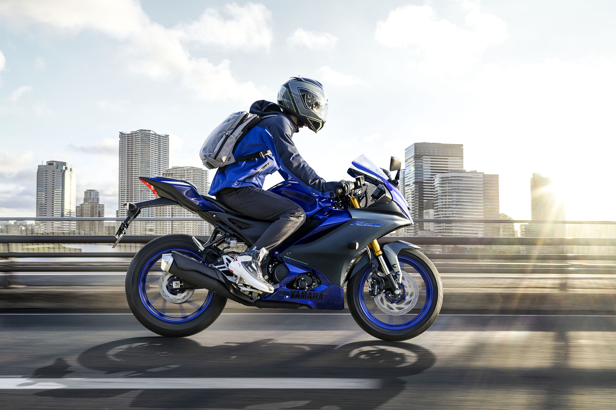 〈YZF-R125〉このサイトで使用している映像及び写真は特別な許可を得て撮影したものです。映像及び写真はイメージです。車両は市販予定車のため国内モデルと仕様が異なる場合があります。