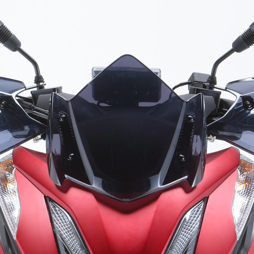 荷物を固定するフックつきのミニキャリア。