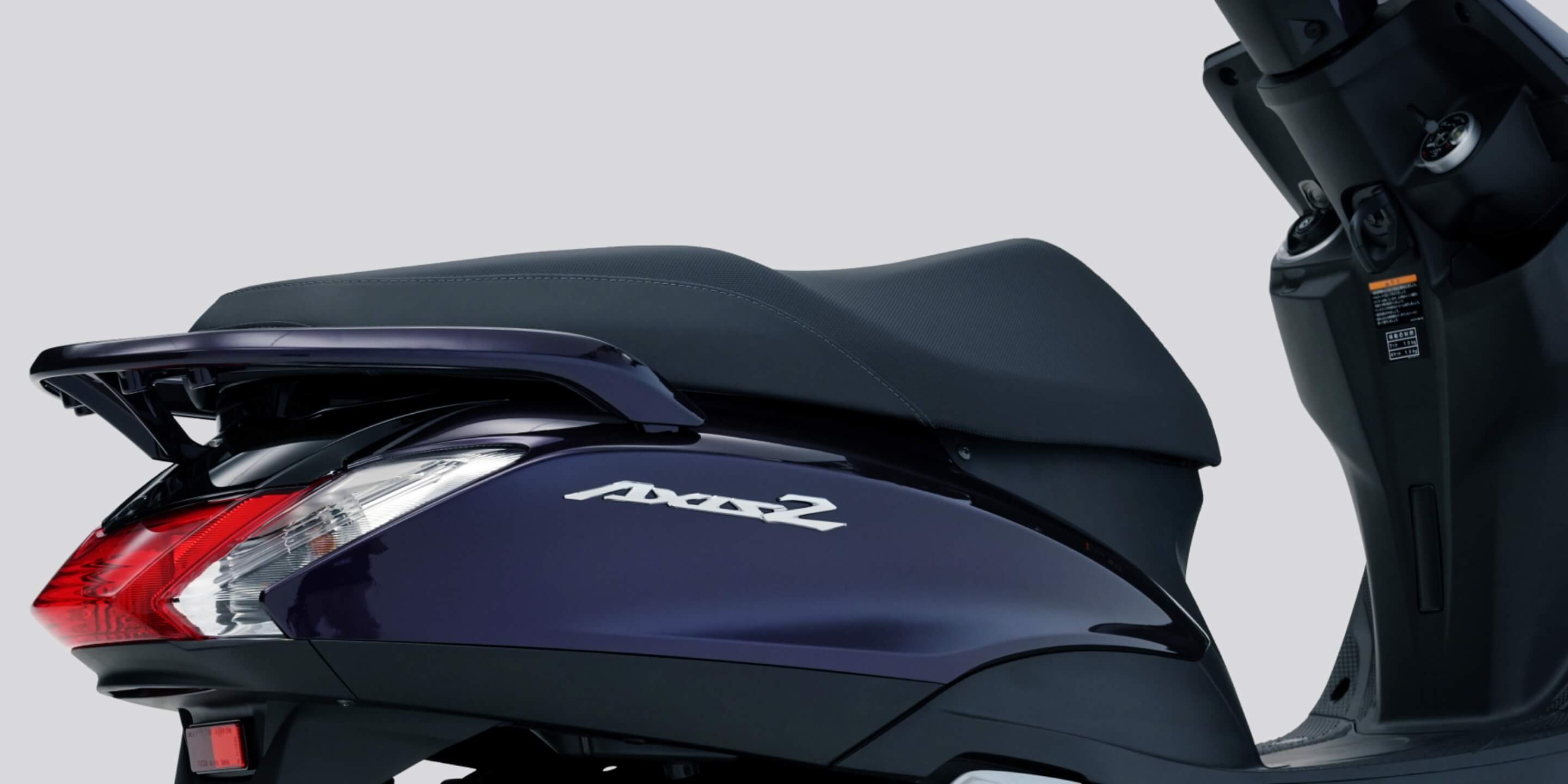 テールまで美しく伸びるサイドカバー