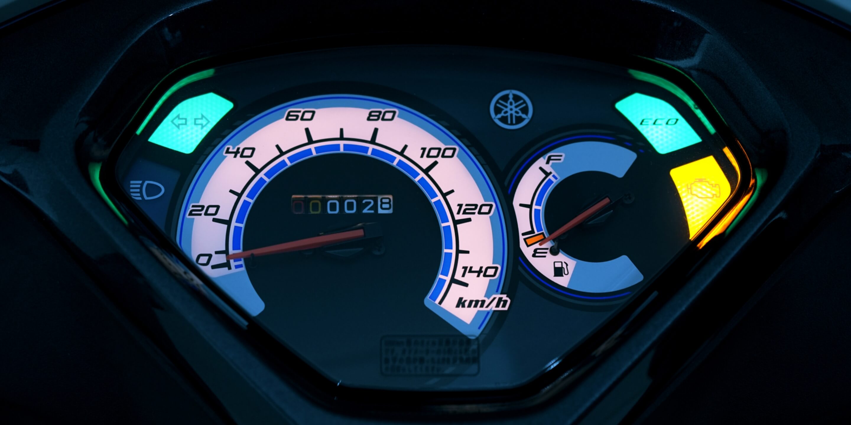 シンプルで見やすいデザインのメーターパネル