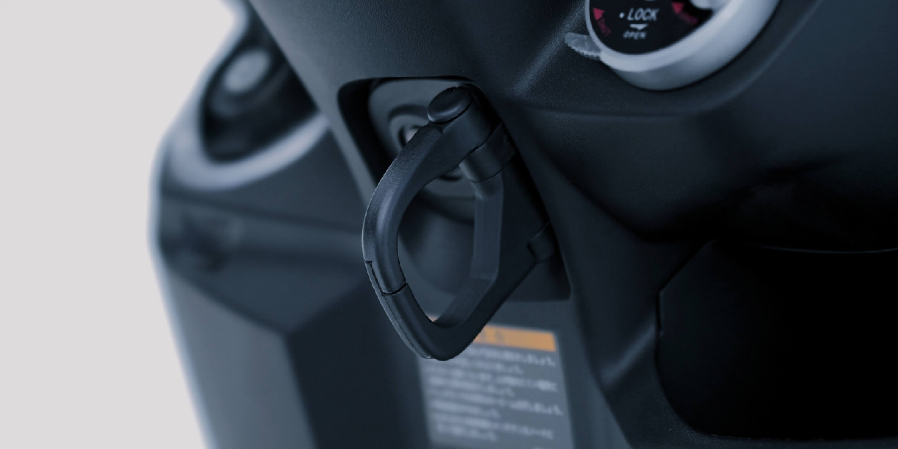 バッグ類や小物をすっきりと収納