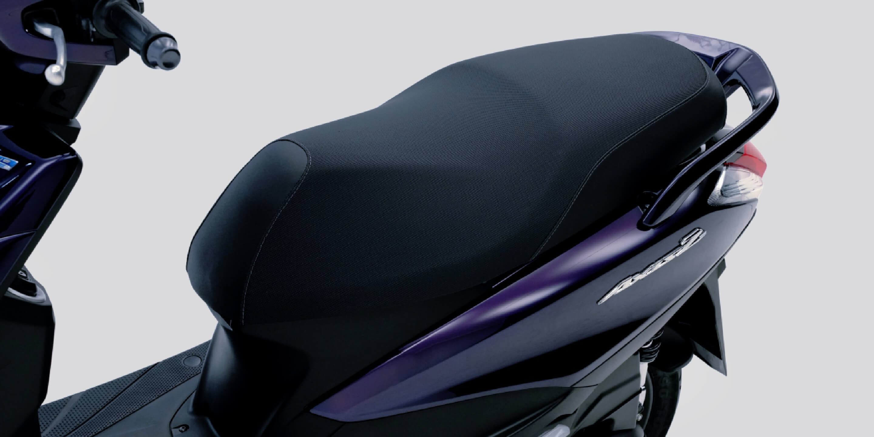 ゆったり快適な666㎜のロングシート