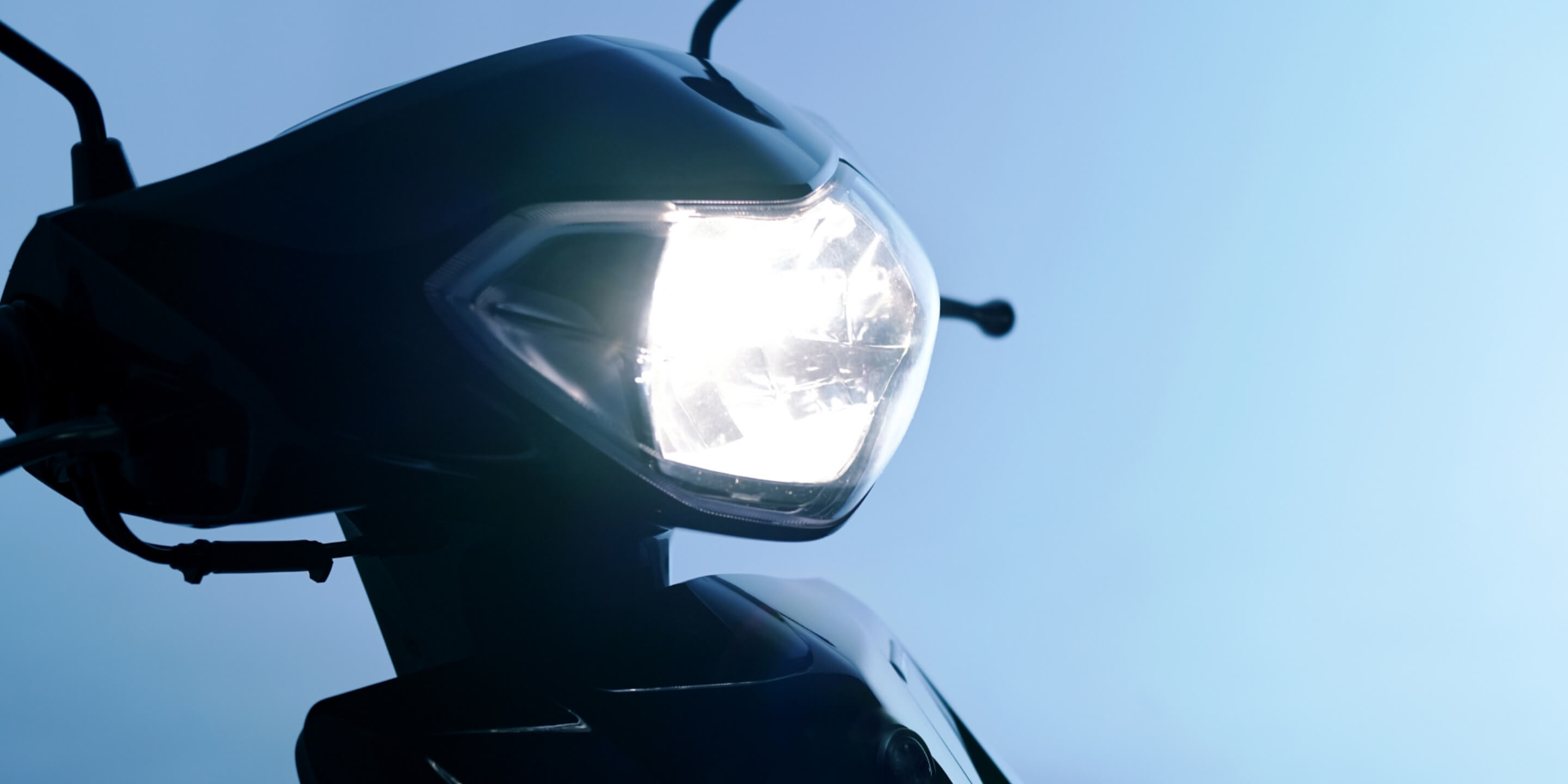 夜間走行時でも安心のヘッドランプ