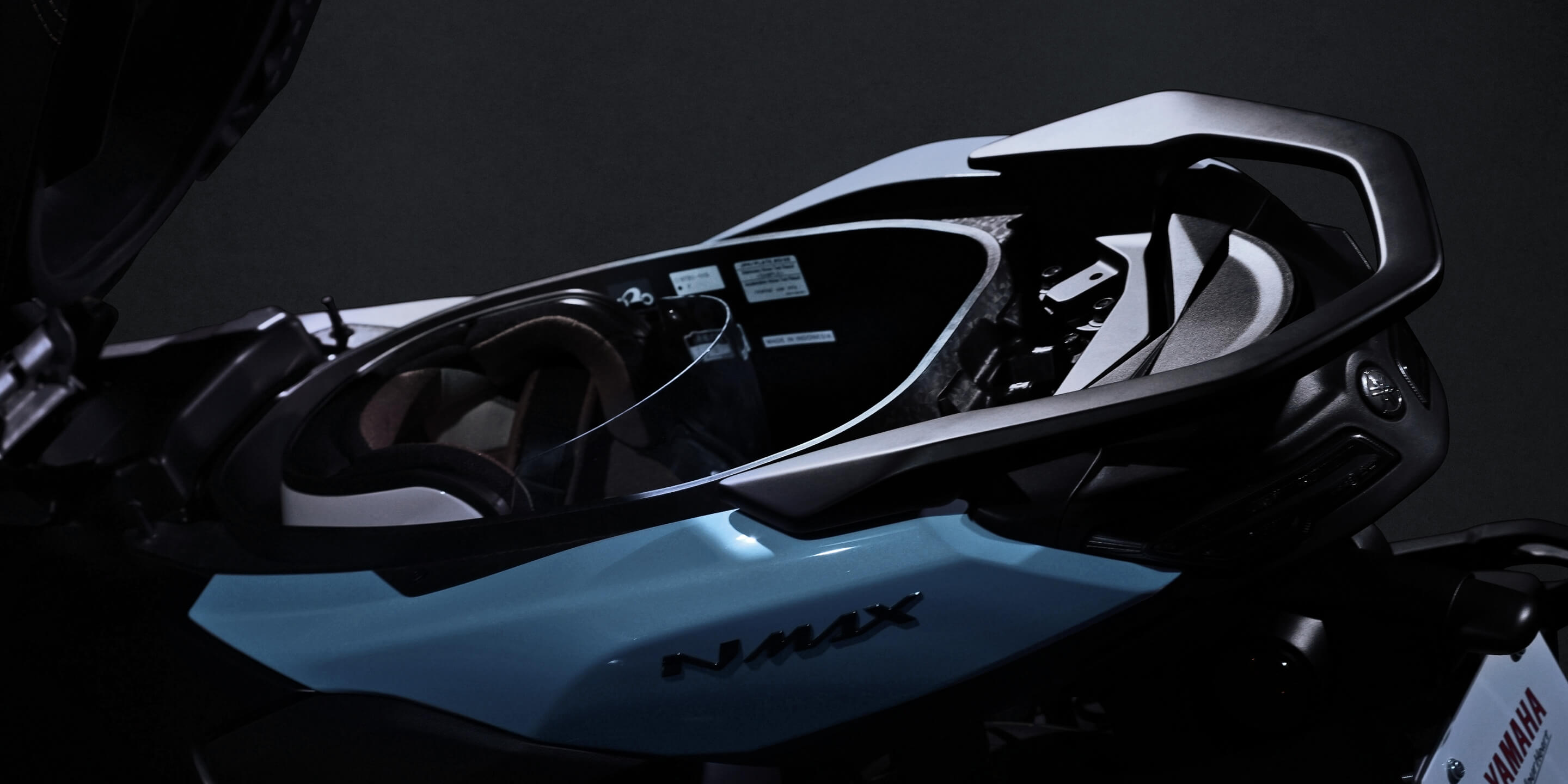 ヘルメットが収容可能で利便性の高いシート下トランク