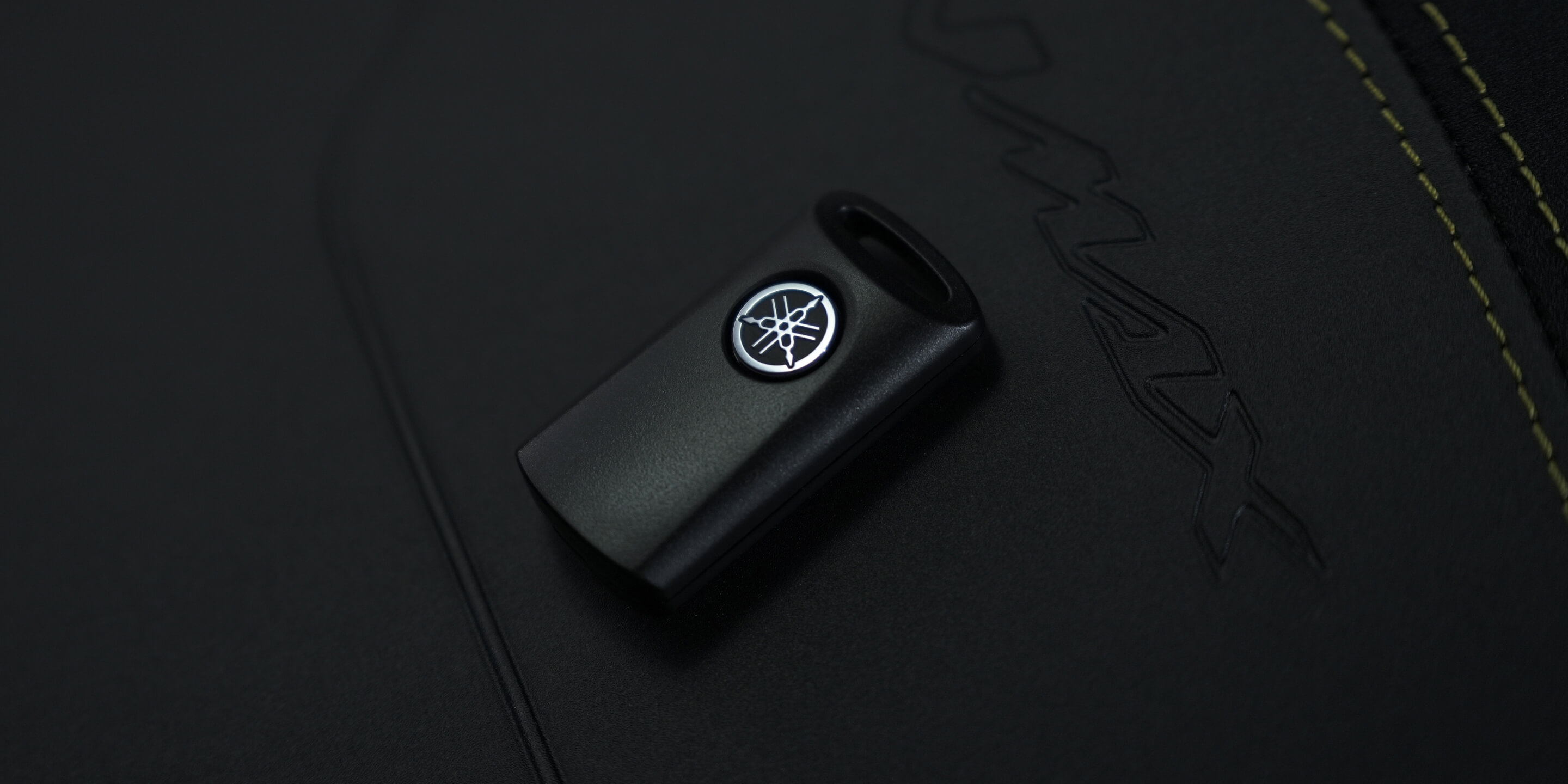 ヘルメットが収容可能で利便性の高いシート下トランク