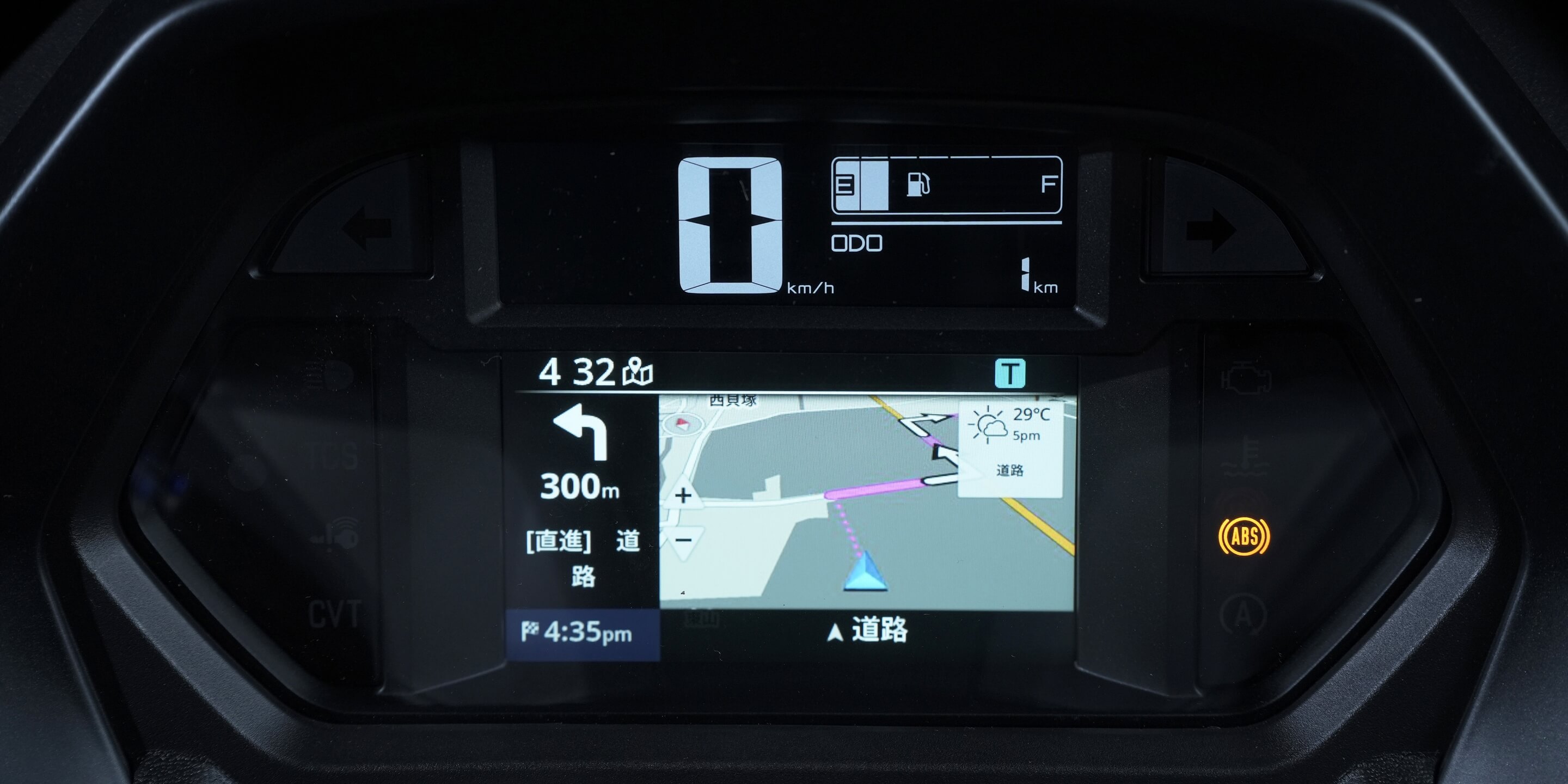 ヘルメットが収容可能で利便性の高いシート下トランク