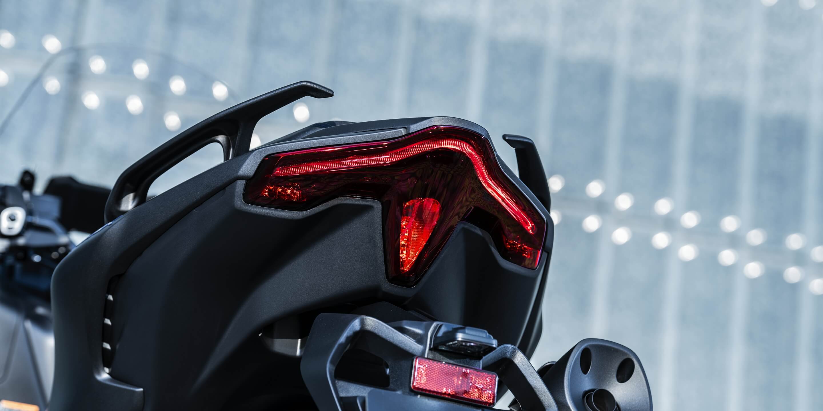 デザイン性を突き詰めたTモチーフのテールランプ