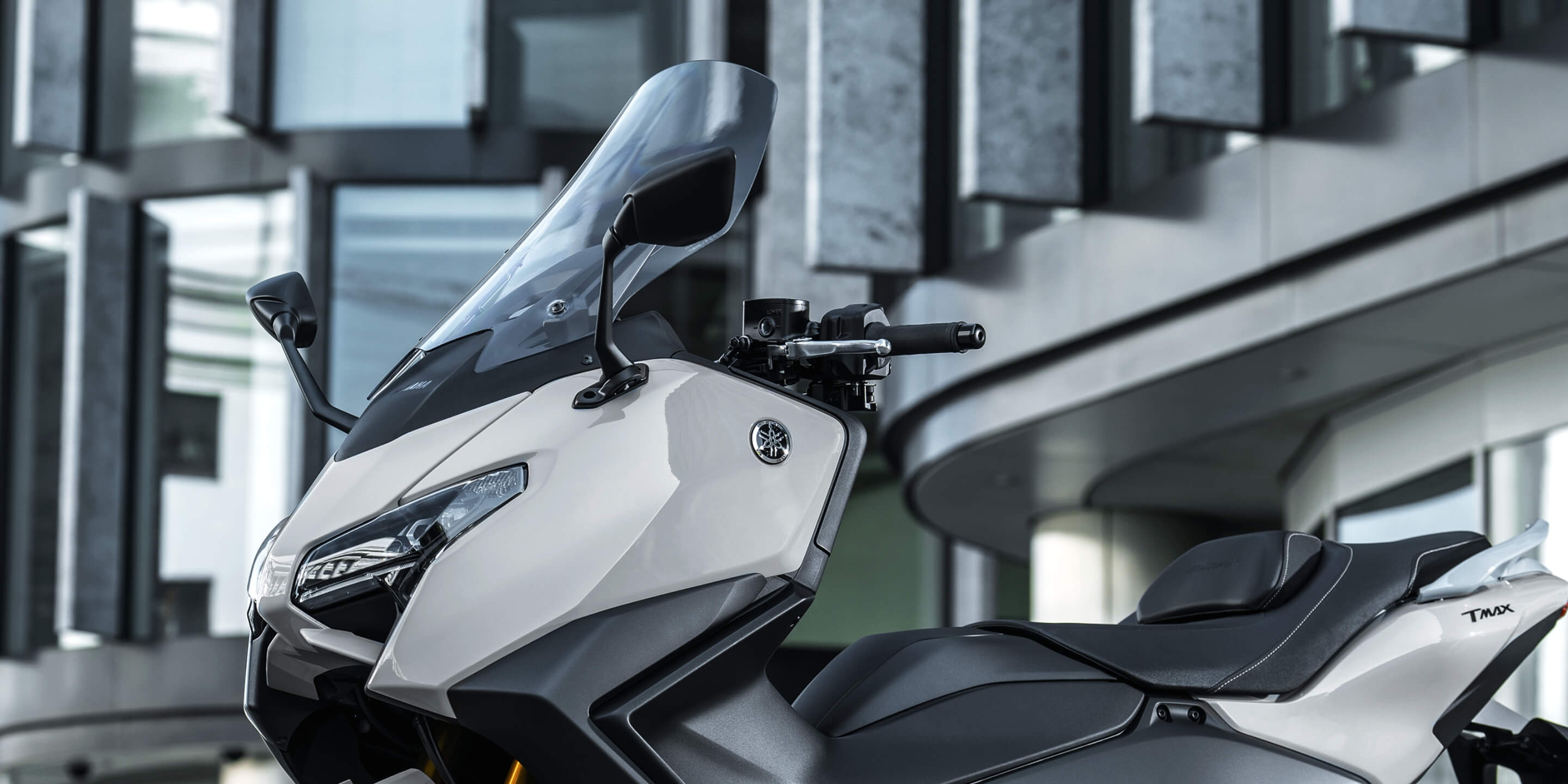 快適な走行を支える電動調整スクリーン