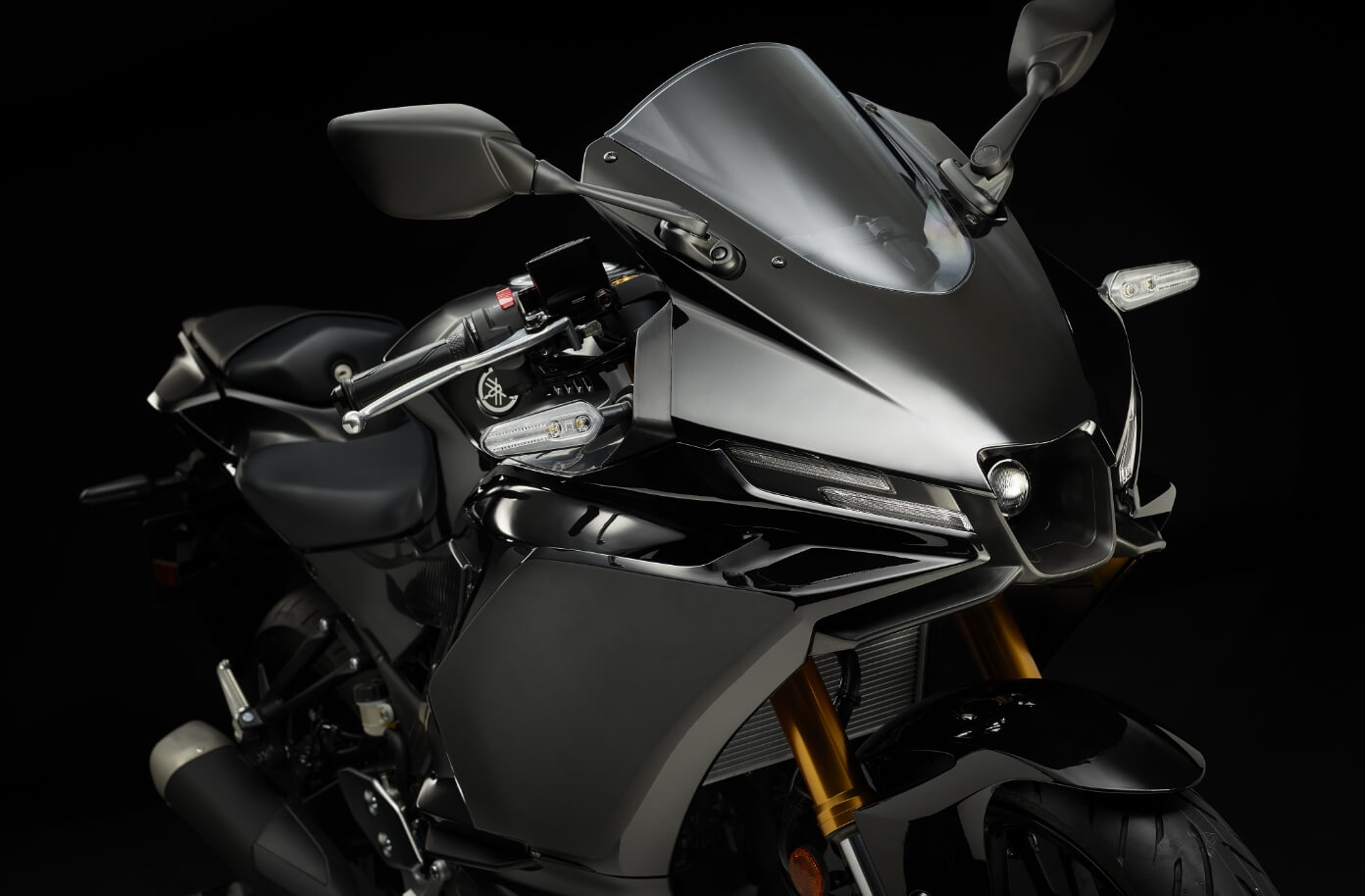 アイコニックな「睨み目2眼」のフロントフェイス&M字インテーク