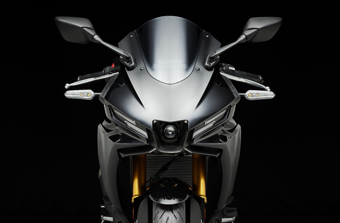 アイコニックな「睨み目2眼」のフロントフェイス&M字インテーク