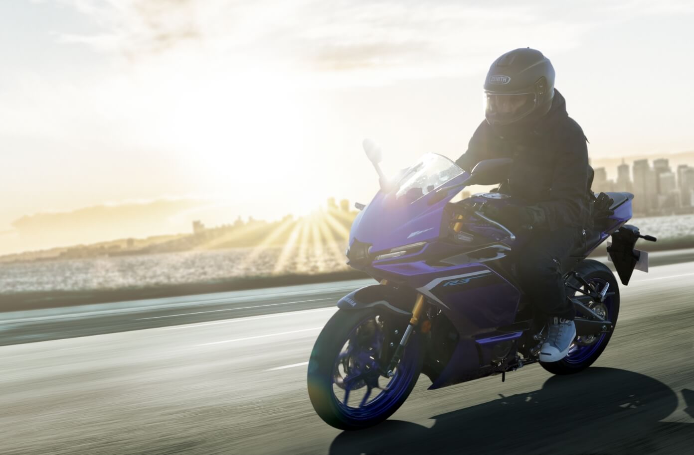 高速域でもゆとりあるパワーのYZF-R3軽快な走りと好バランスを見せるYZF-R25