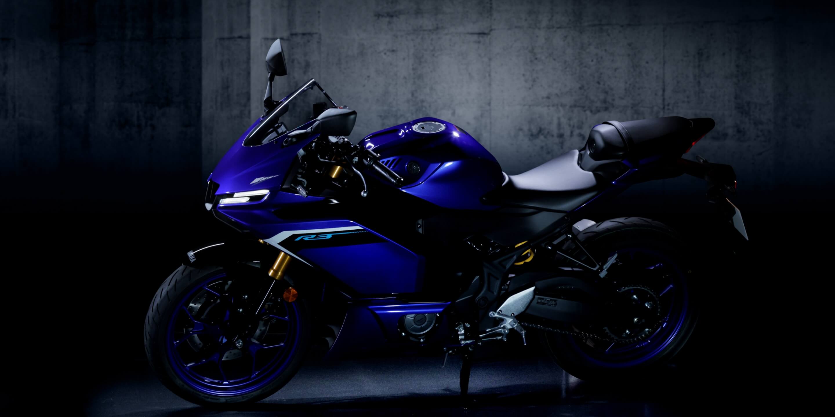 ヤマハのレースマシン YZR-M1をイメージしたハンドルクラウン