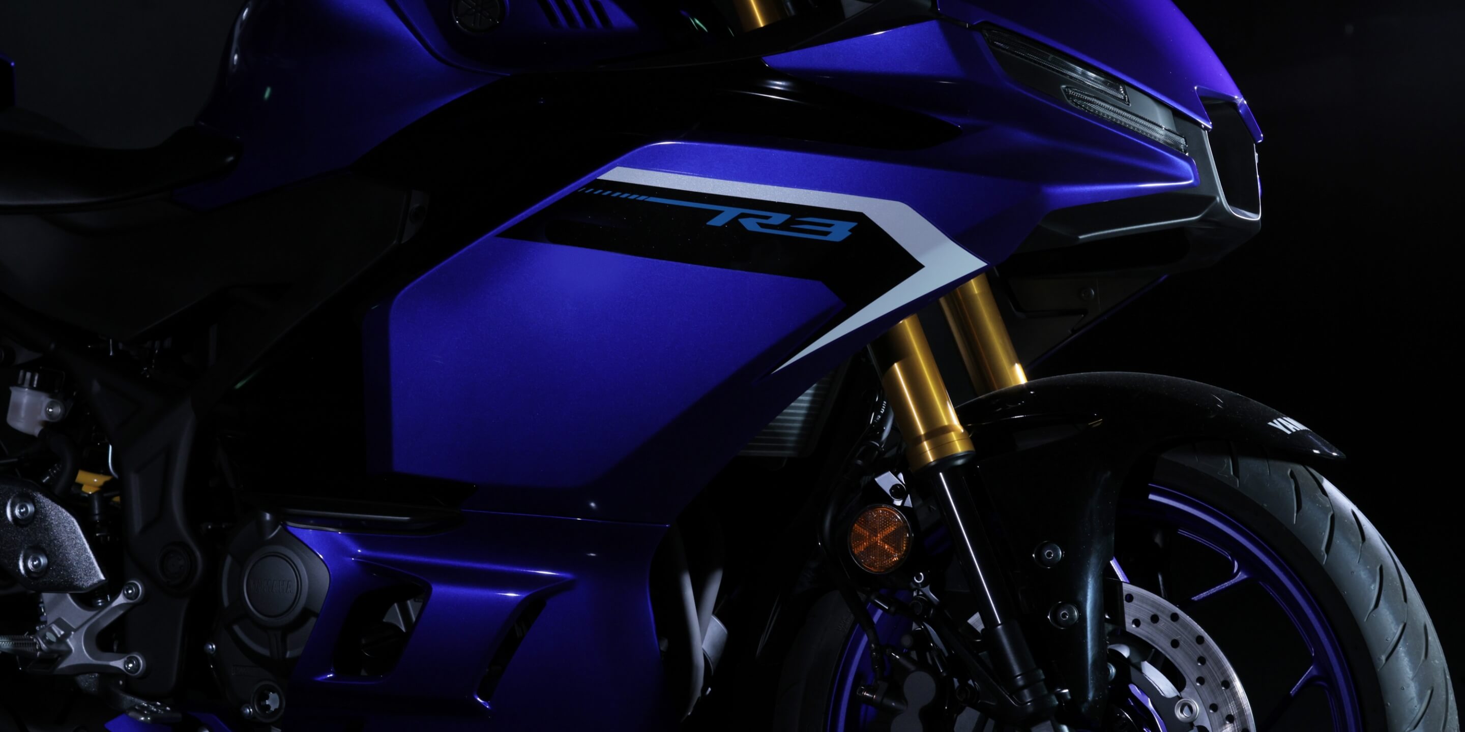 ヤマハのレースマシン YZR-M1をイメージしたハンドルクラウン