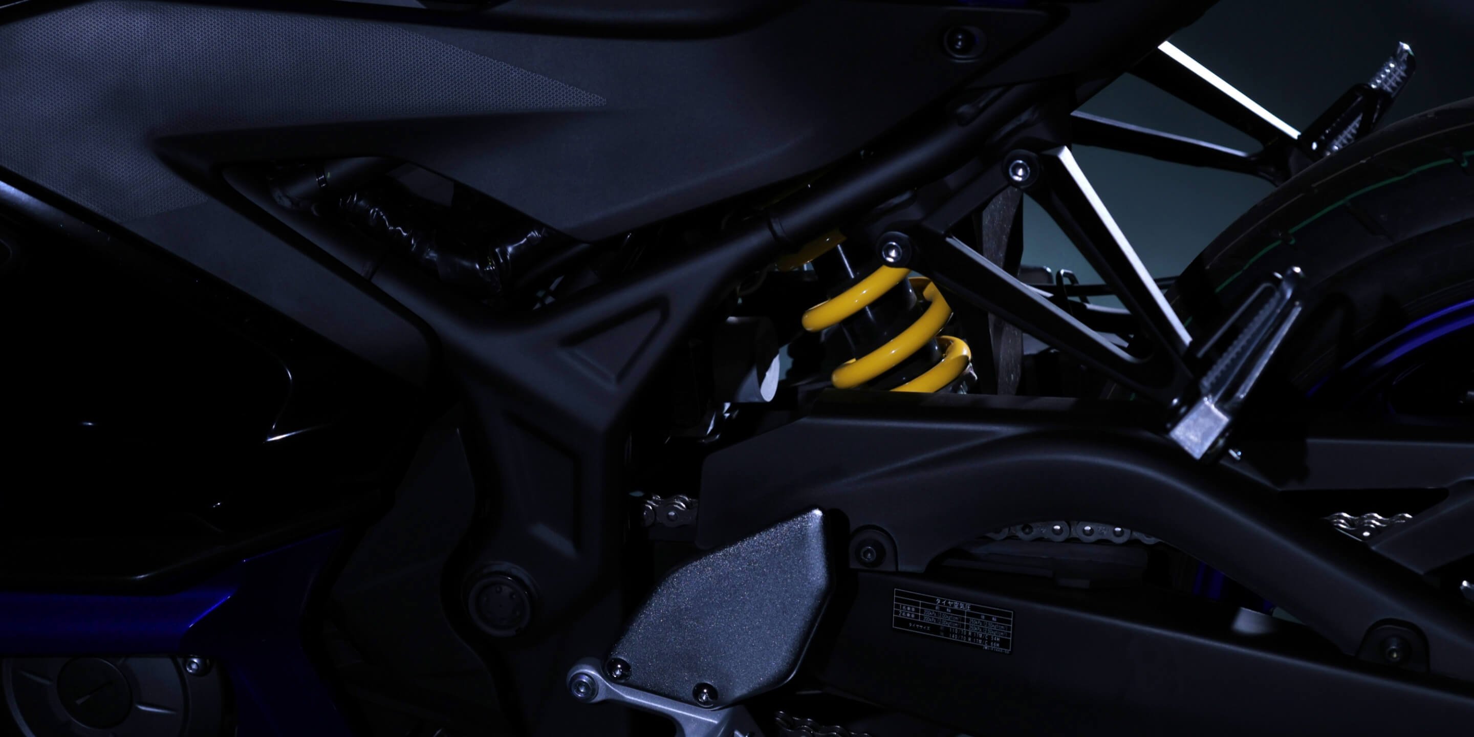 ヤマハのレースマシン YZR-M1をイメージしたハンドルクラウン