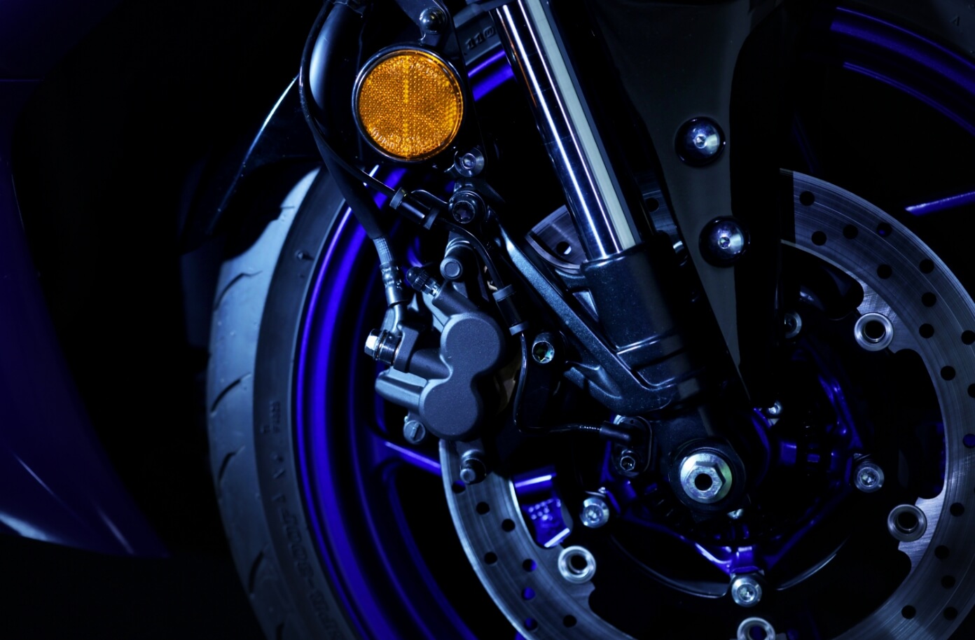 走行時の安心感をもたらす前後ブレーキ