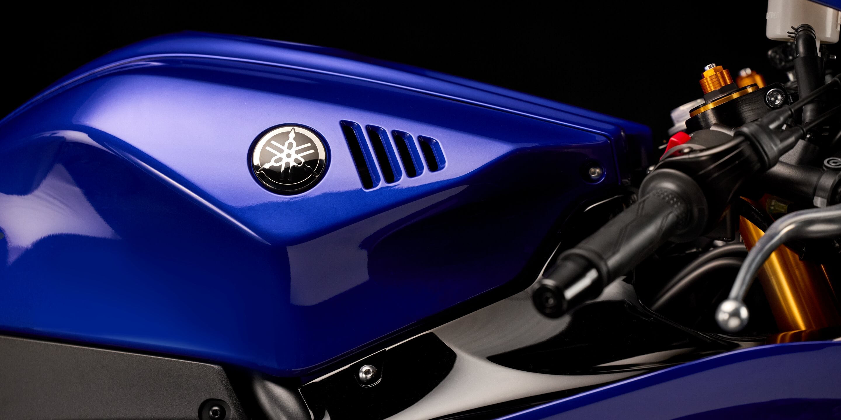 ライダーとの一体感を高める燃料タンクカバー