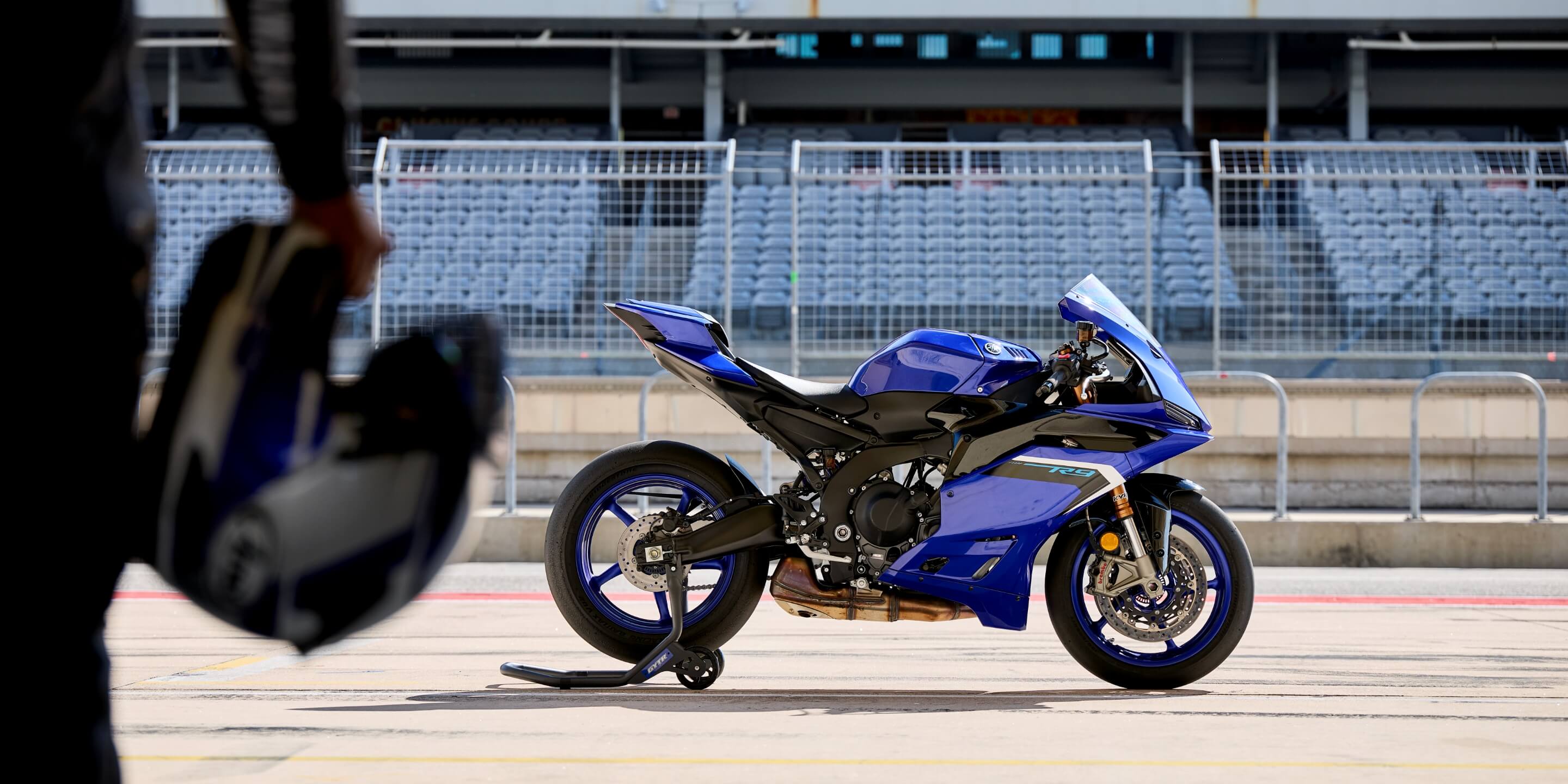 面全体でホリゾンタルのダイナミズムを創出