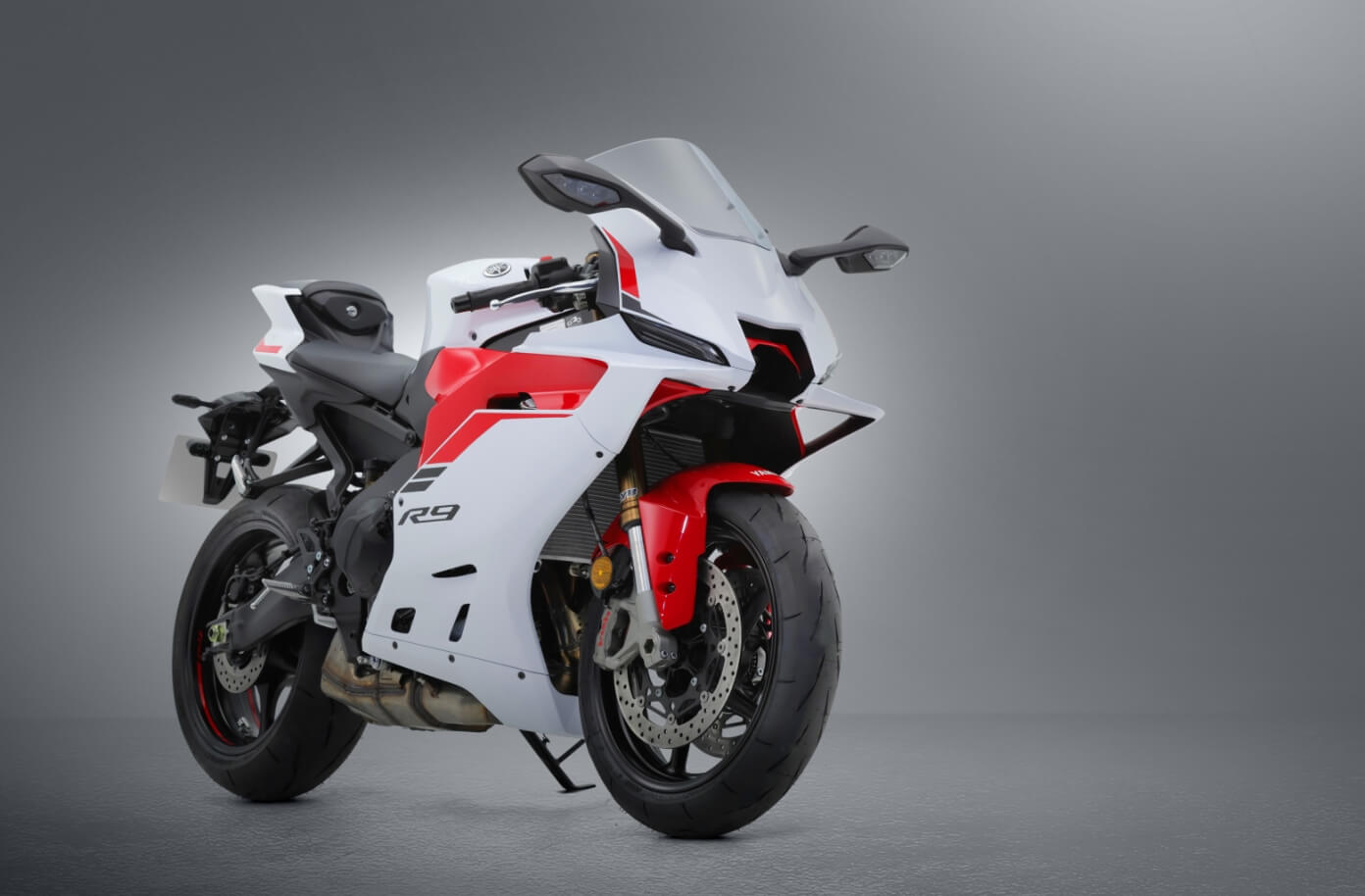 ヘッドランプ上部にはプレートを装着