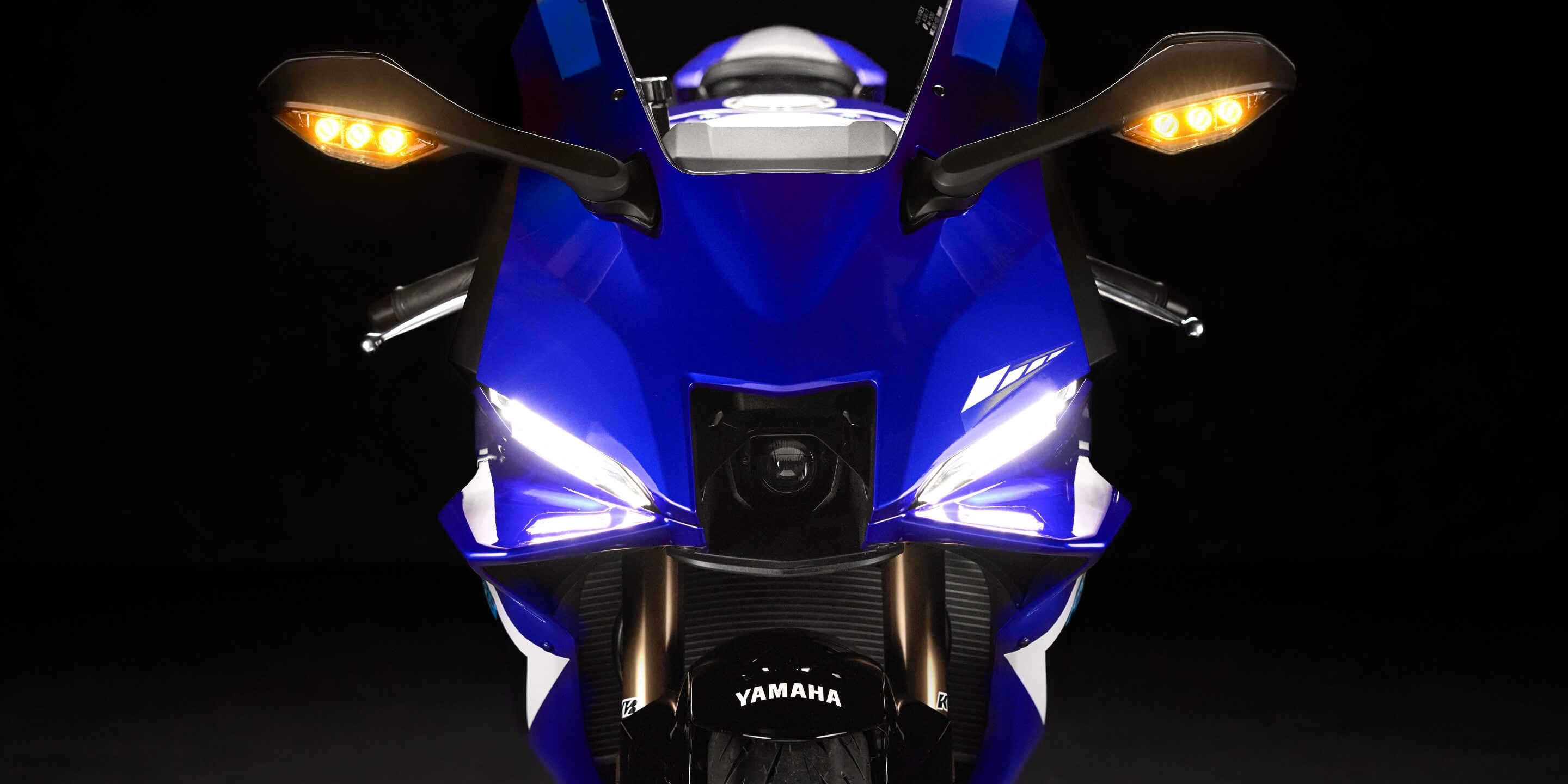 YZF-Rシリーズを強調するコンパクトなLEDヘッドランプ