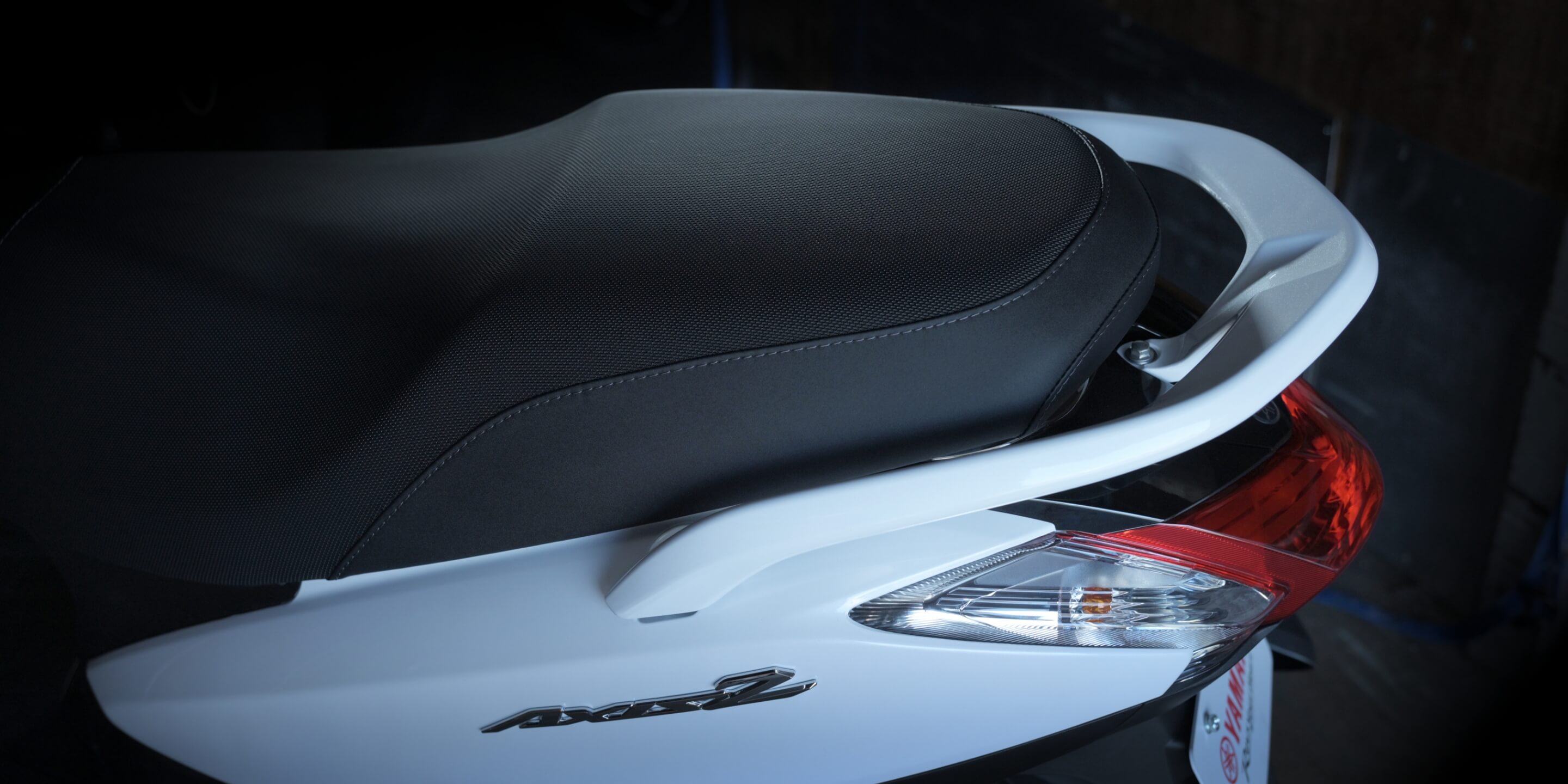 シャープさを演出するグラブバー