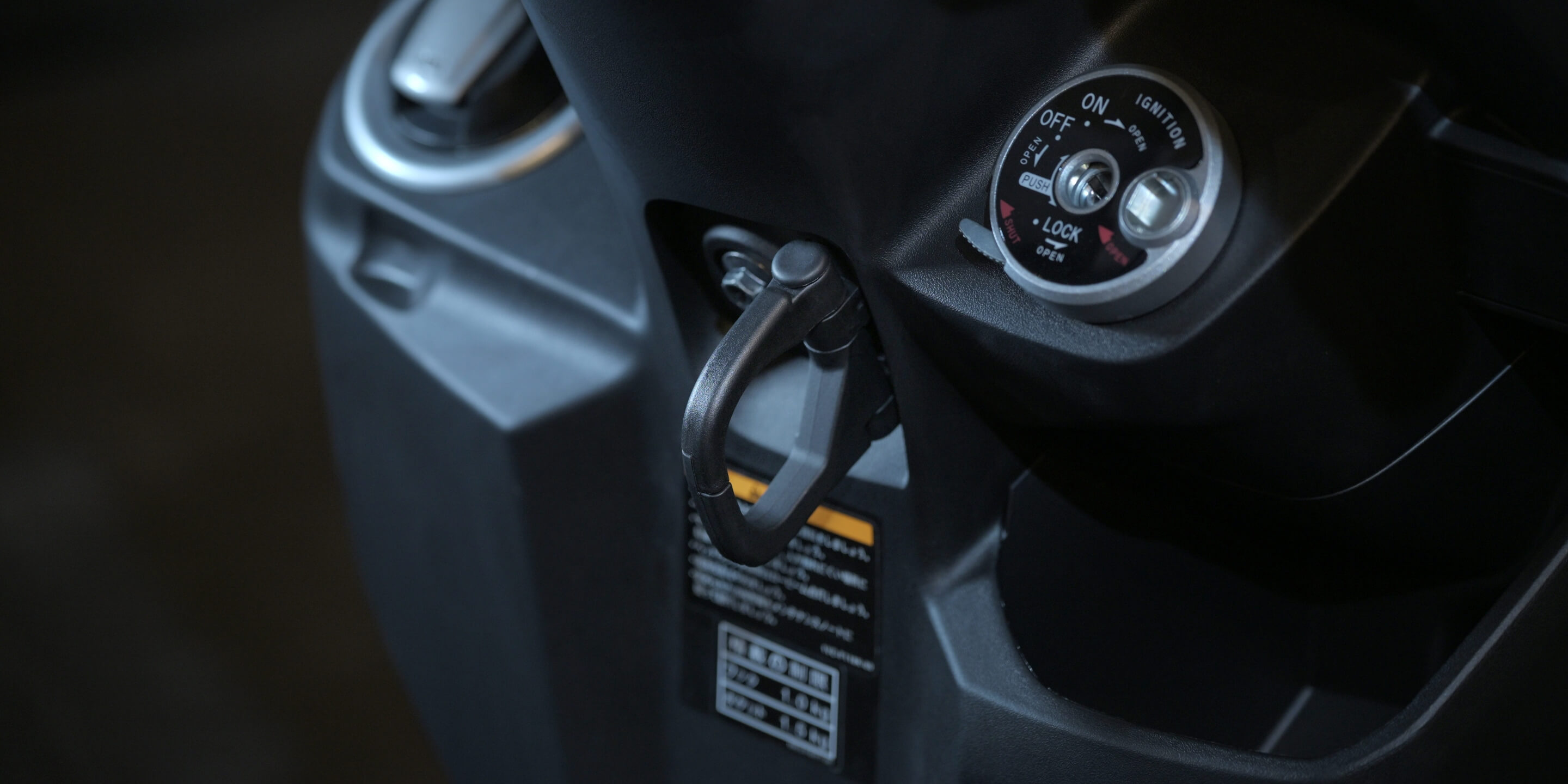 バッグ類や小物をすっきりと収納