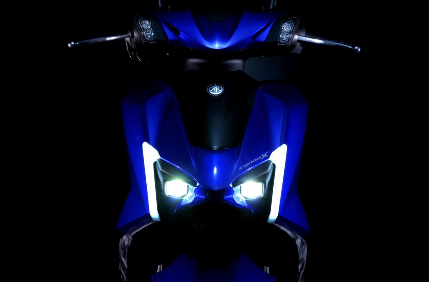 縦配置の灯火器類で描く、独創的な「光」の表情