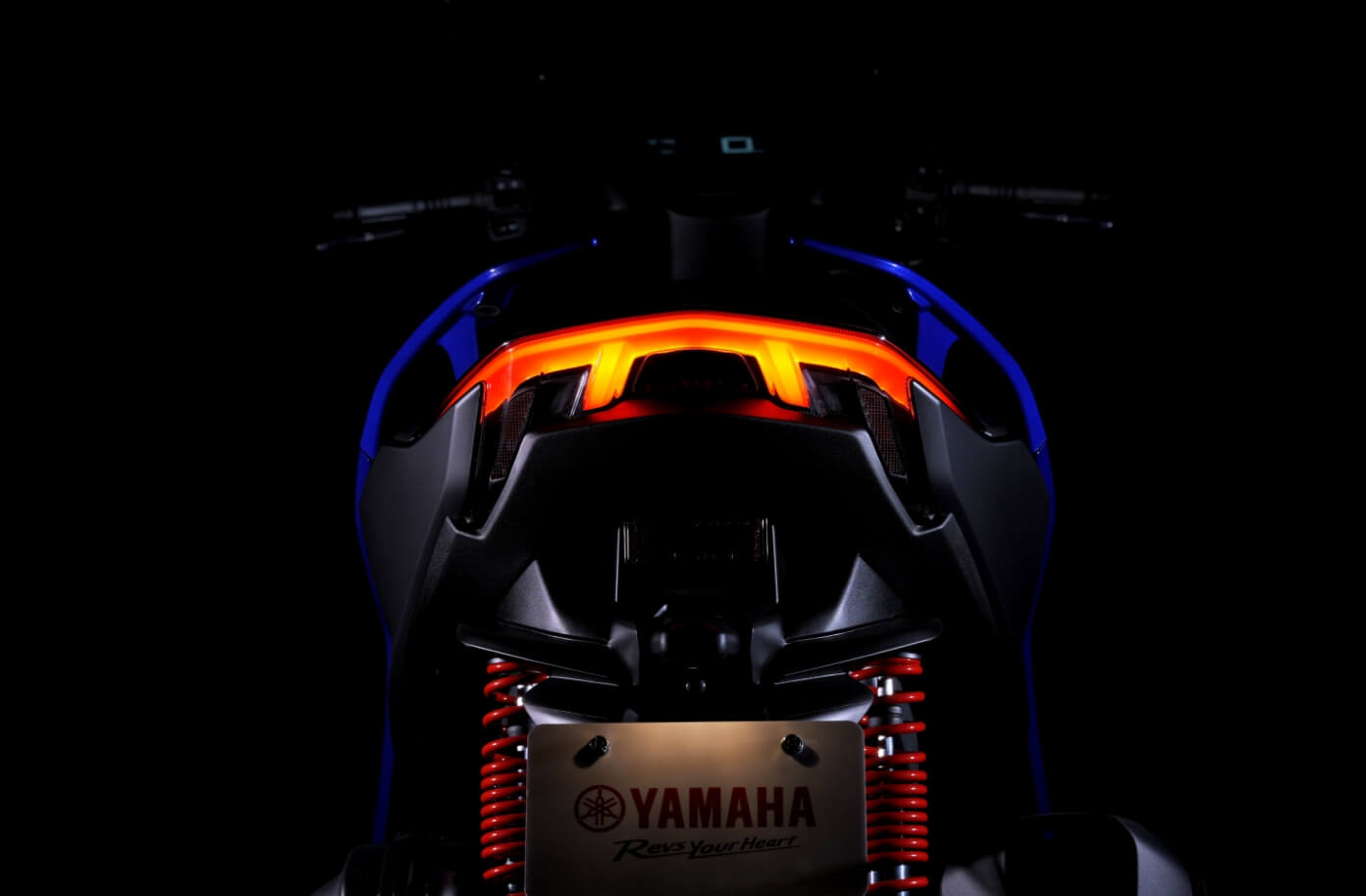 縦配置の灯火器類で描く、独創的な「光」の表情