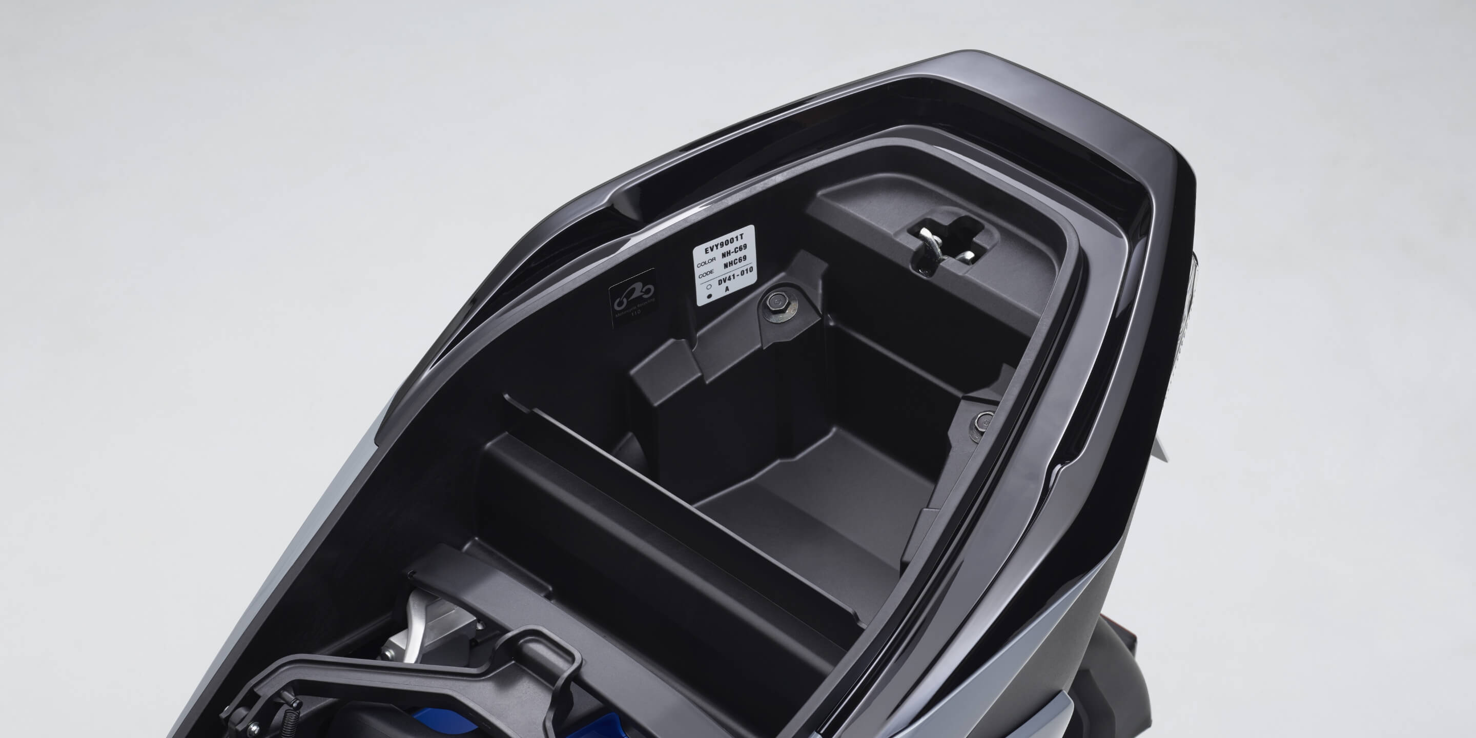 小物の収納に便利なシート下トランク