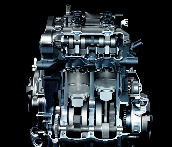 水冷・DOHC・直列2気筒・4バルブ・270度位相クランク・フューエルインジェクション搭載エンジン
