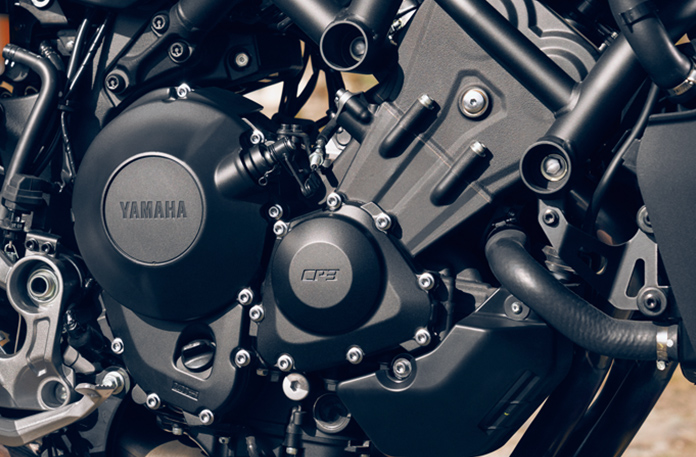 水冷・DOHC・直列3気筒・4バルブ・フューエルインジェクション搭載エンジン