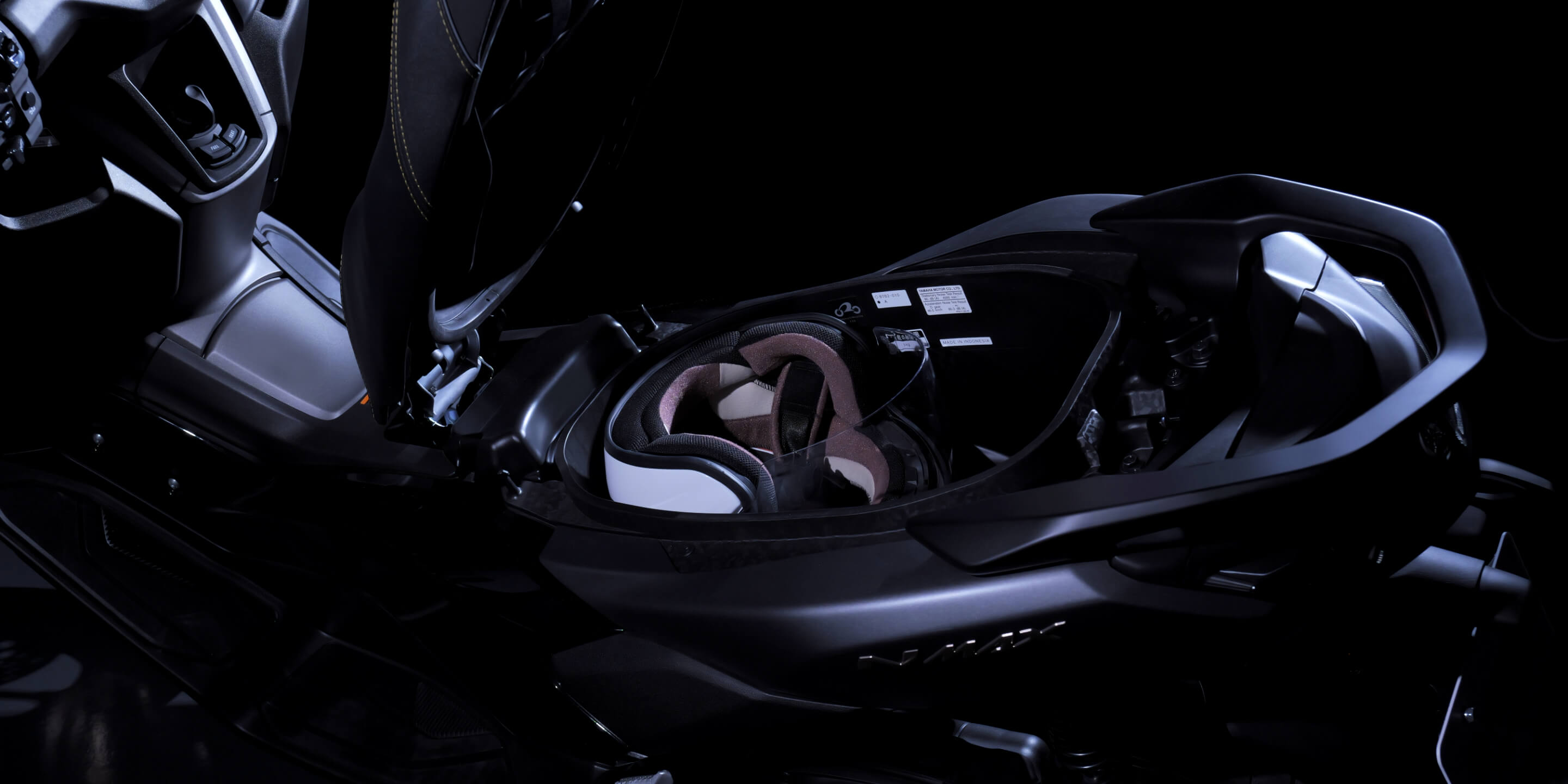 ヘルメットが収容可能で利便性の高いシート下トランク