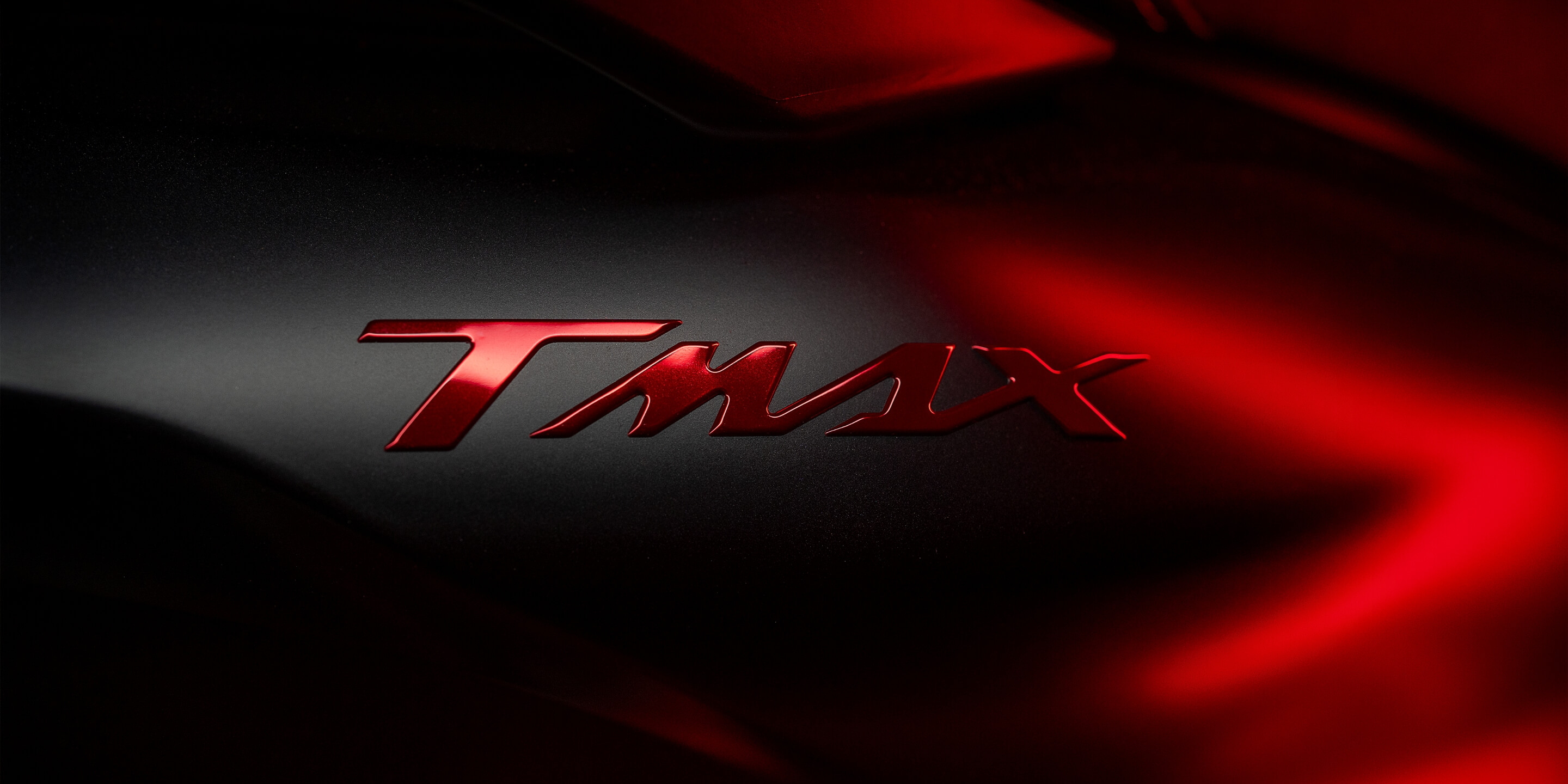 サイドカバーに配置されたレッドクロームのエンブレム