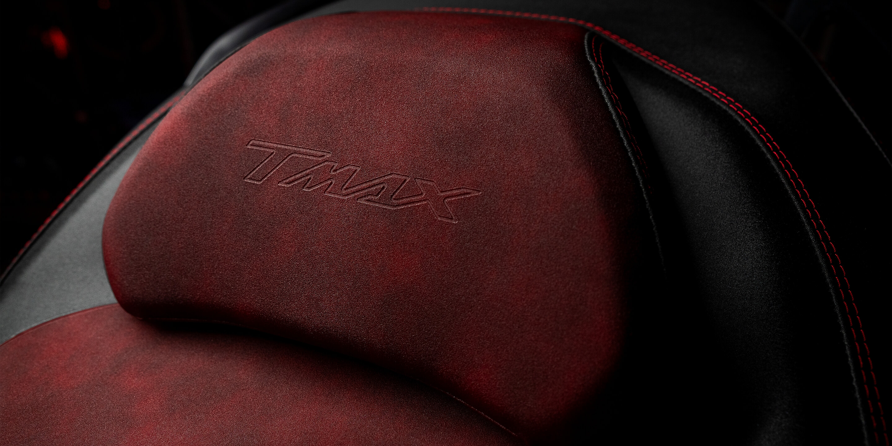 高級感あふれる専用パターンを施したレッド／ブラックの専用シート