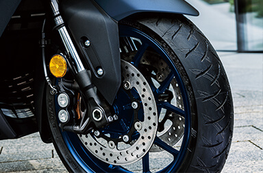 高いスポーツ性に貢献。ヤマハ独自の“SPINFORGED WHEEL”＆専用タイヤ