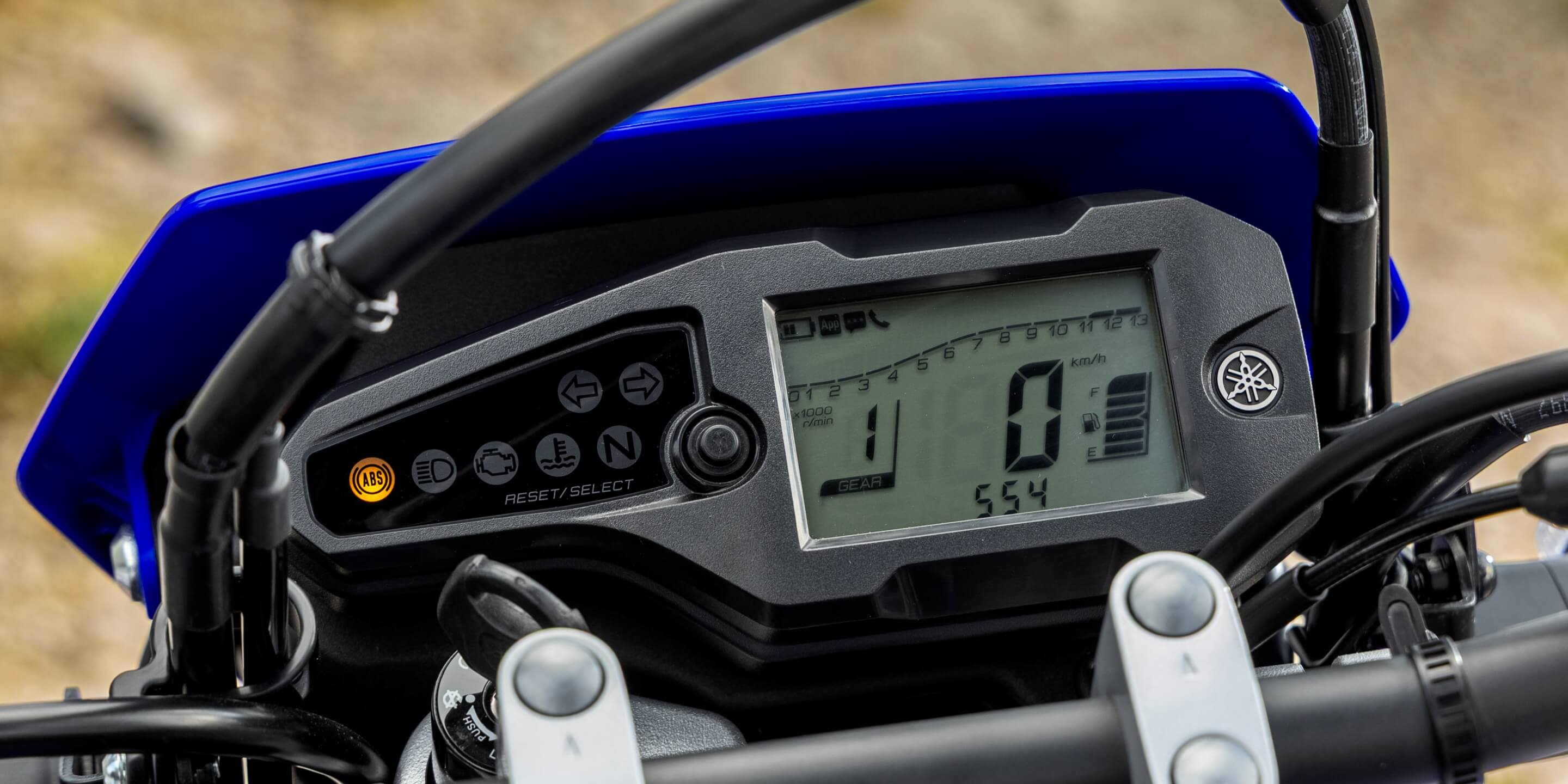 多彩な情報をコンパクトに表示するLCDマルチファンクションメーター