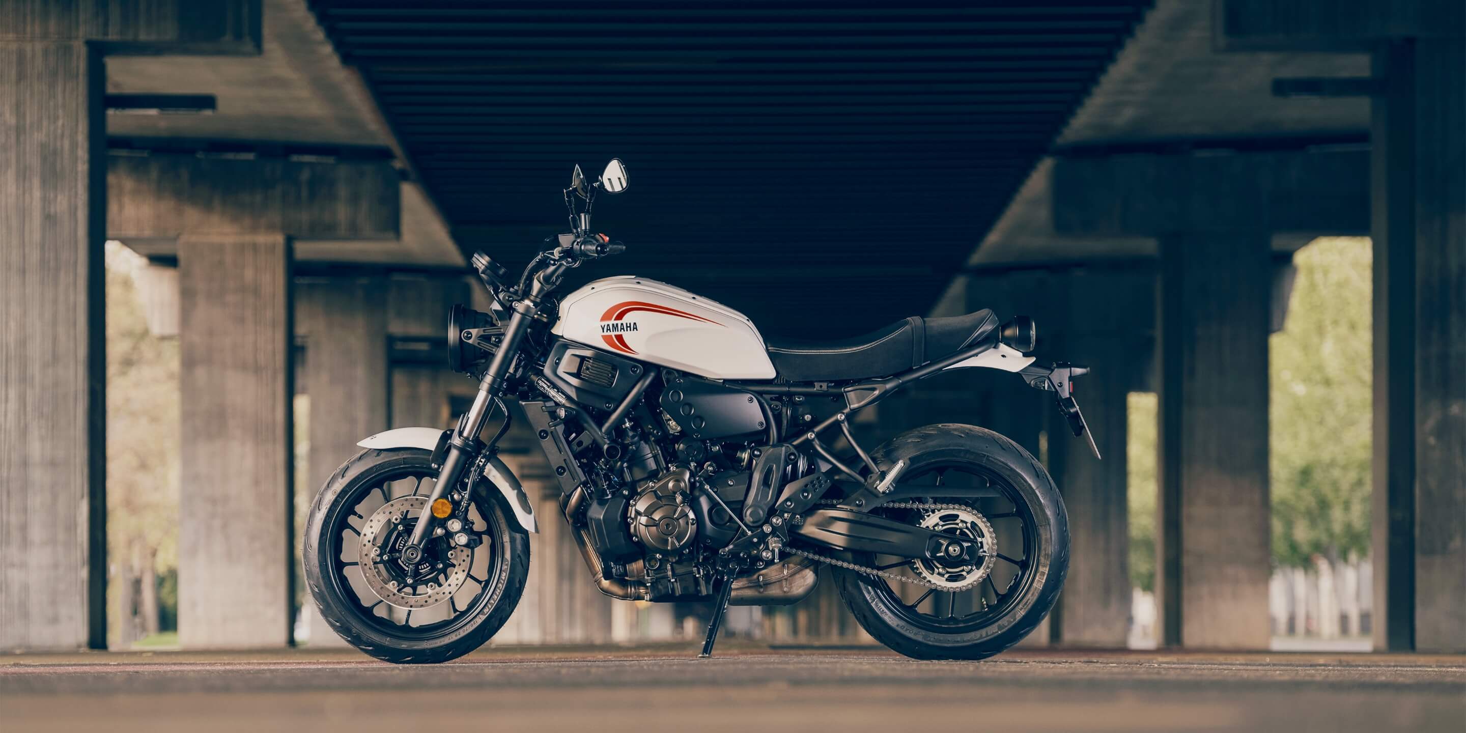 往年のヤマハスポーツバイクをイメージするホリゾンタルライン