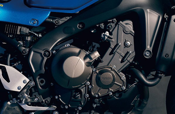 新型888㎤・水冷・DOHC３気筒・4バルブ・エンジン