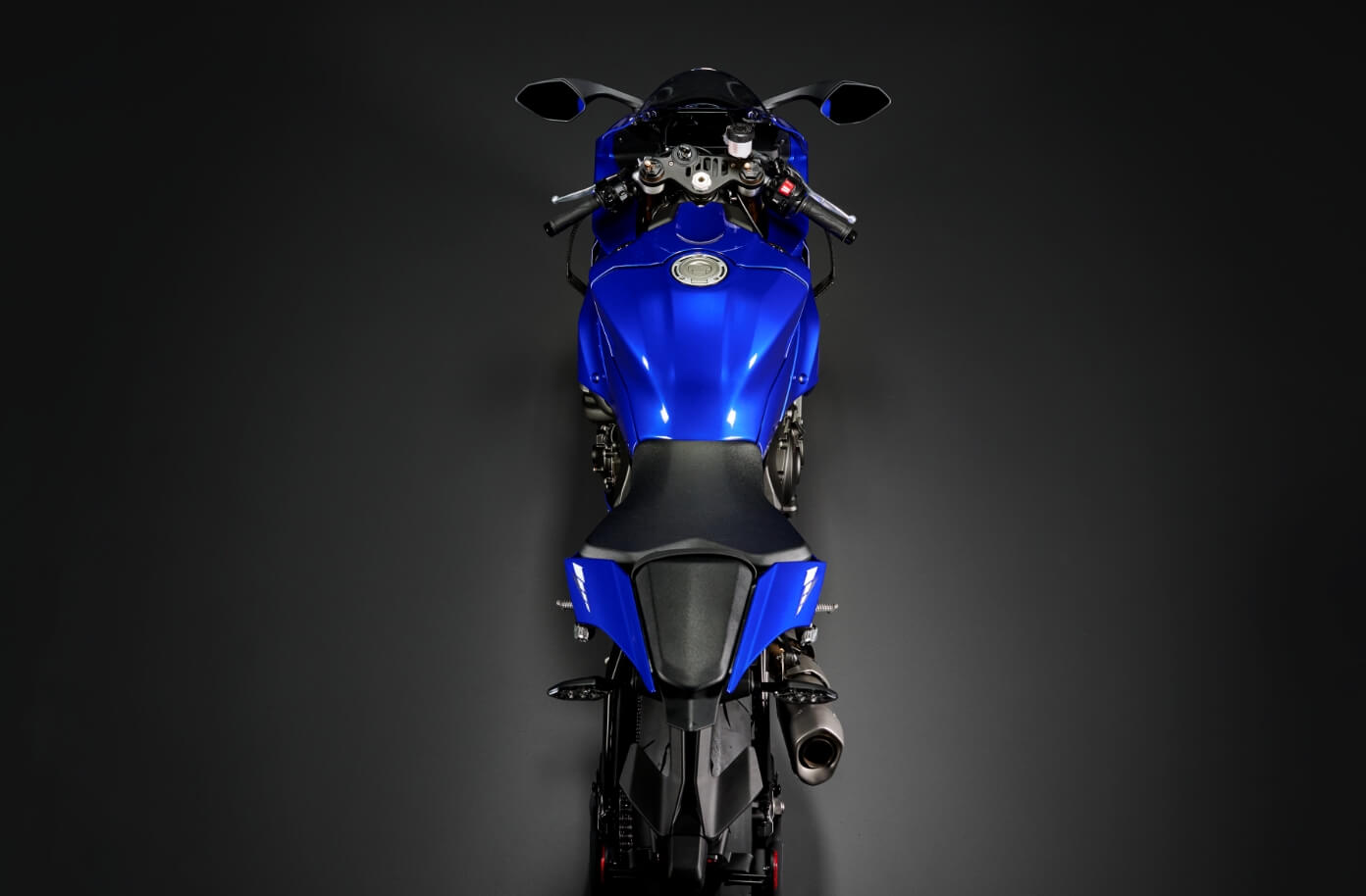 空力特性を高めつつリアビューに迫力を持たせるテールカウル&テールデザイン02