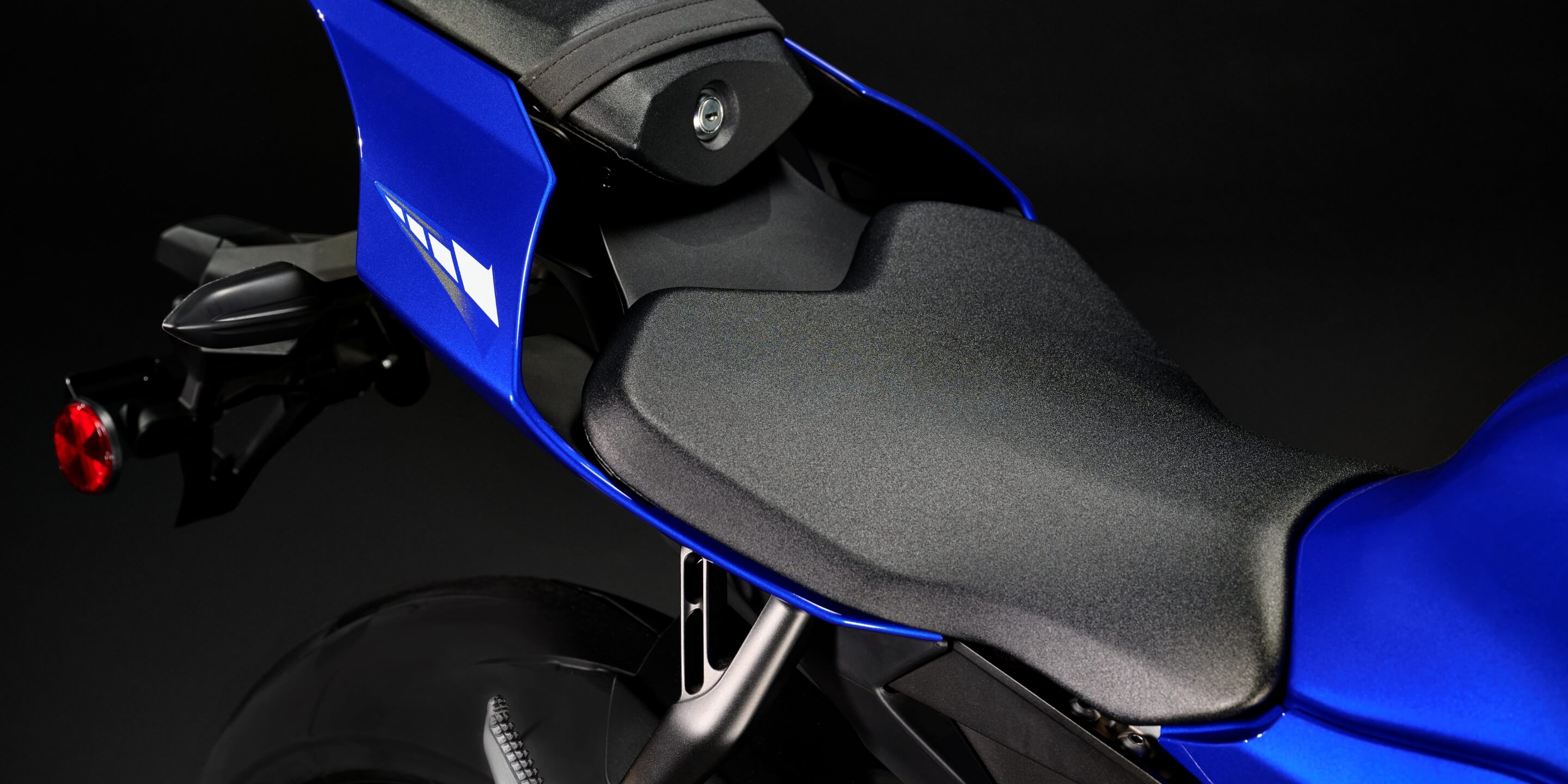 コーナリング時の一体感を高めるシート