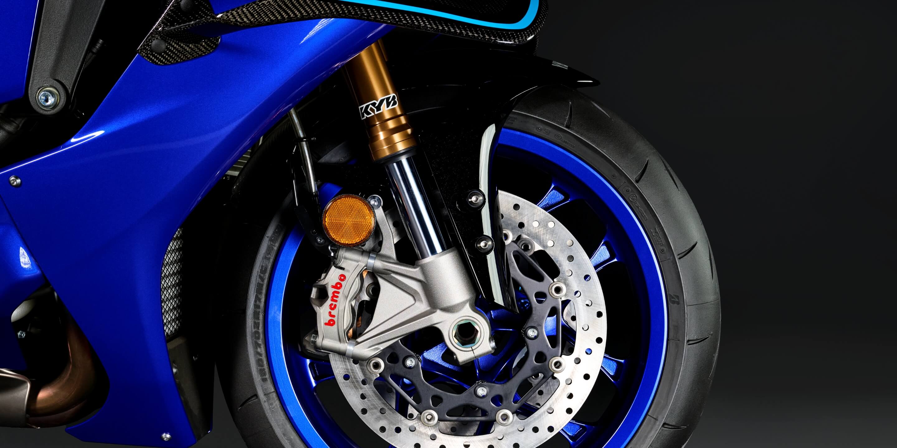 より正確なサスペンション制御を可能にするKYB製倒立式フロントサスペンション