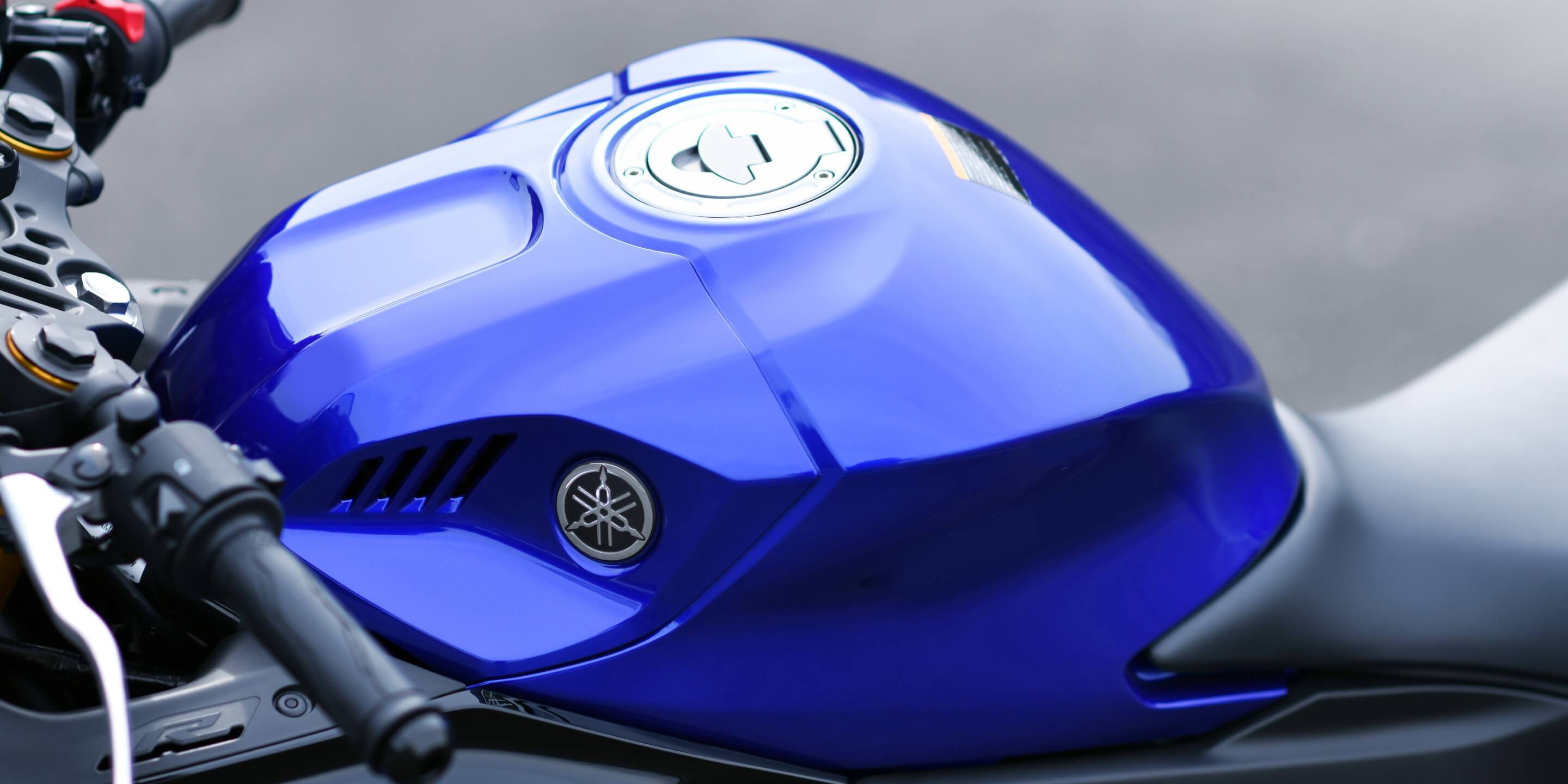 二―グリップのしやすさに配慮した燃料タンク