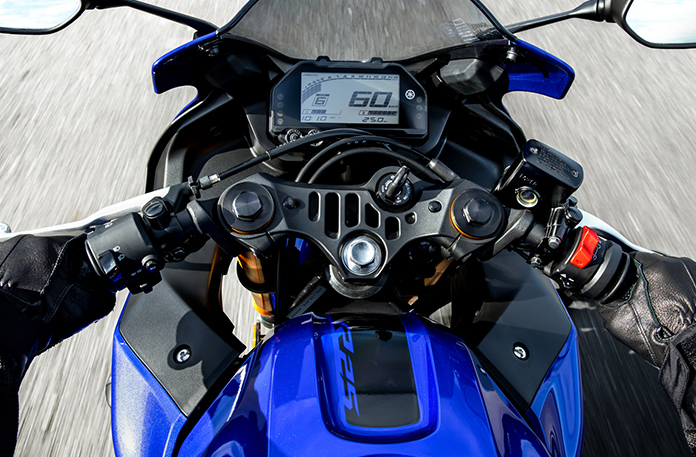 ヤマハのレースマシンYZR-M1をイメージしたハンドルクラウン