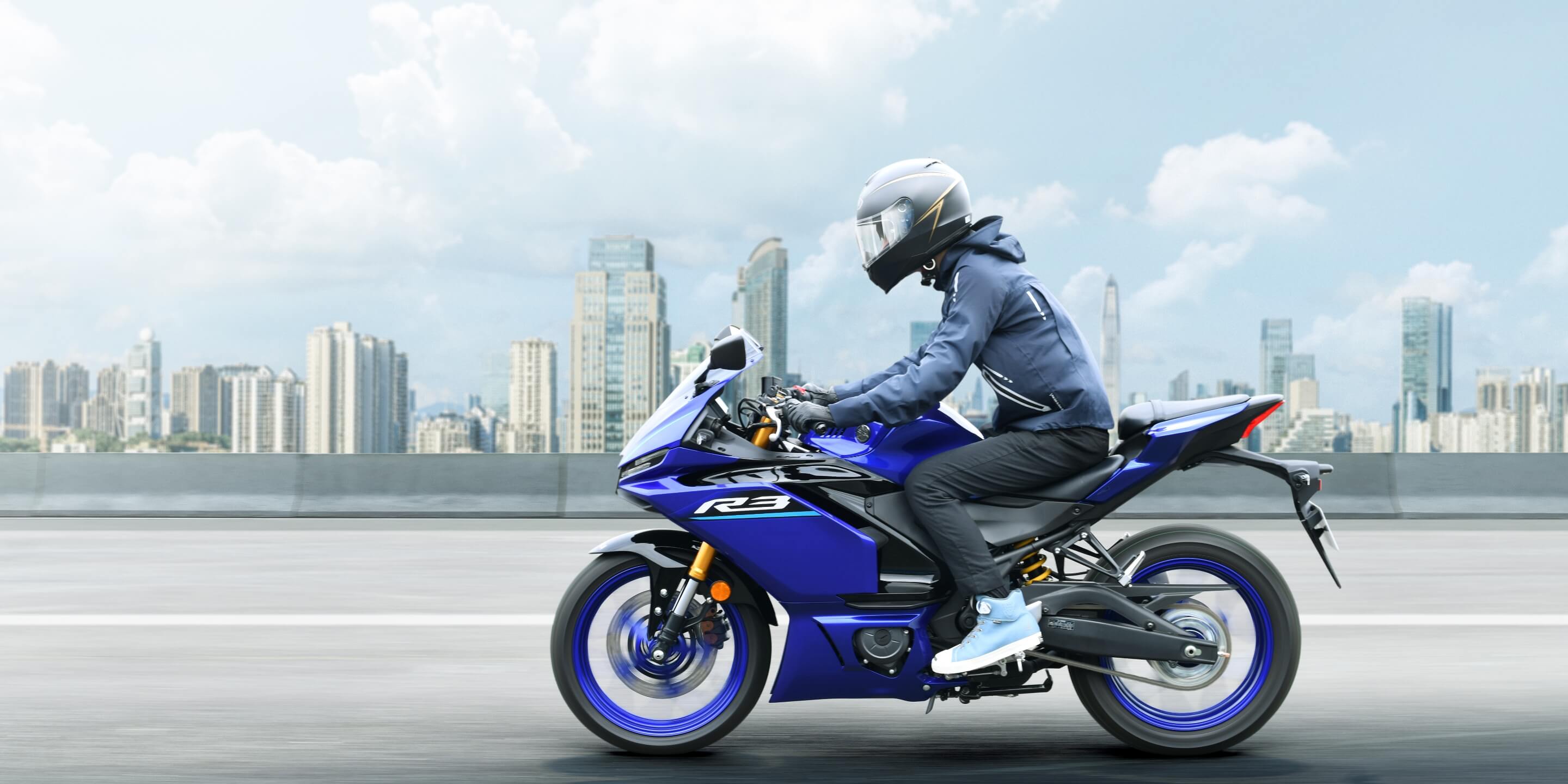 ヤマハのレースマシン YZR-M1をイメージしたハンドルクラウン