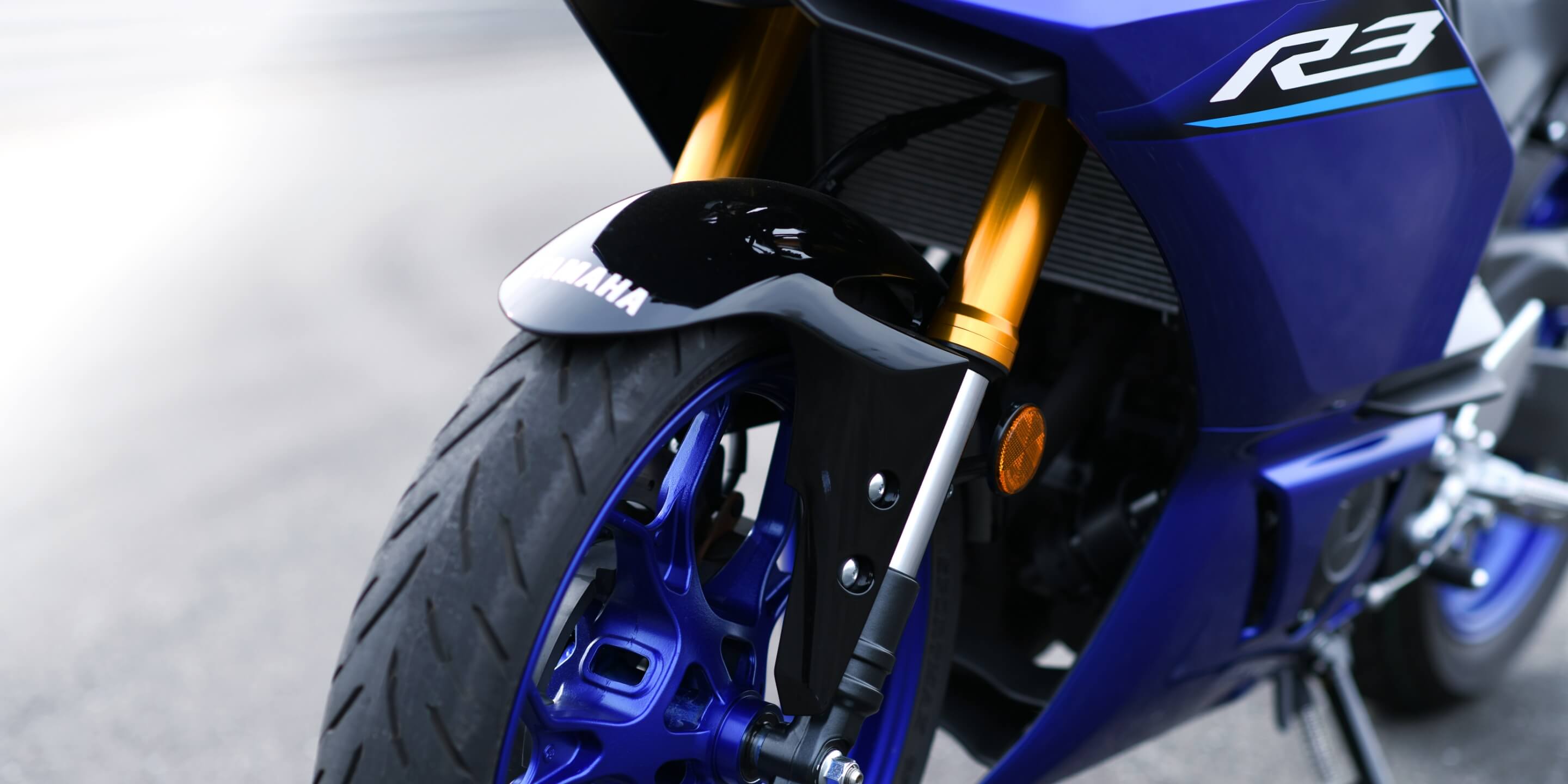 ヤマハのレースマシン YZR-M1をイメージしたハンドルクラウン